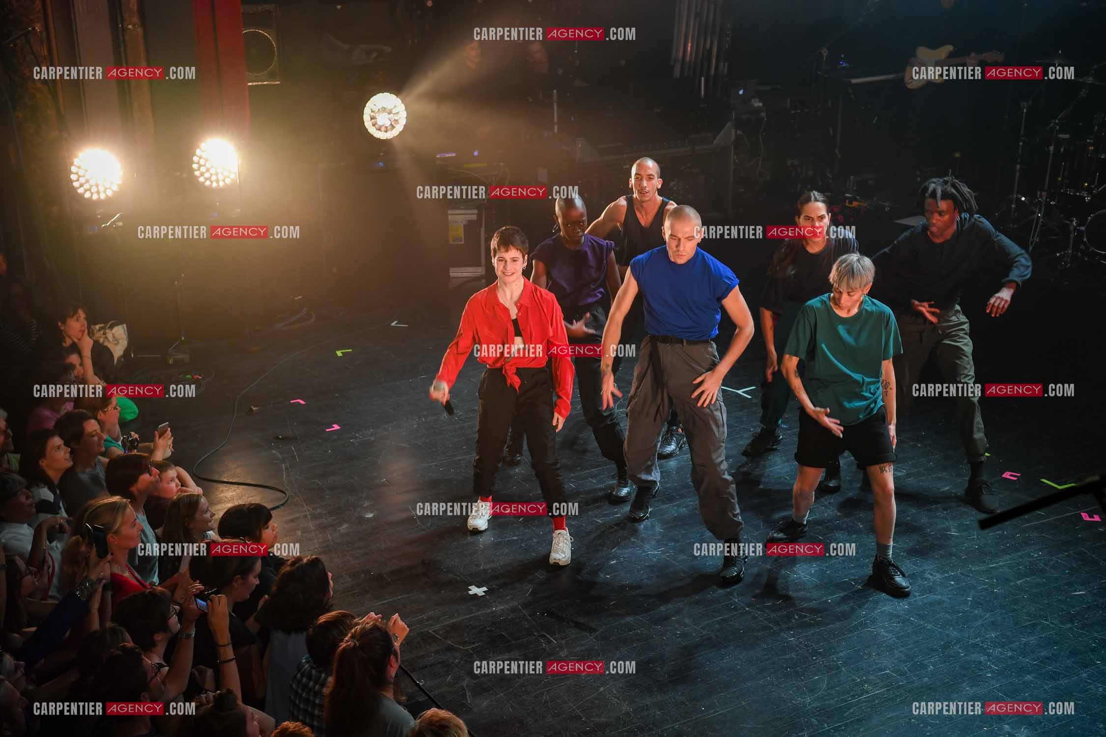 Concert au TRIANON “ POP-ROCK LIVE “ organisé par RTL2 le 05 Octobre 2018 à Paris. La chanteuse Christine and the Queens et ses danseurs face au public.  ( Exclusif )