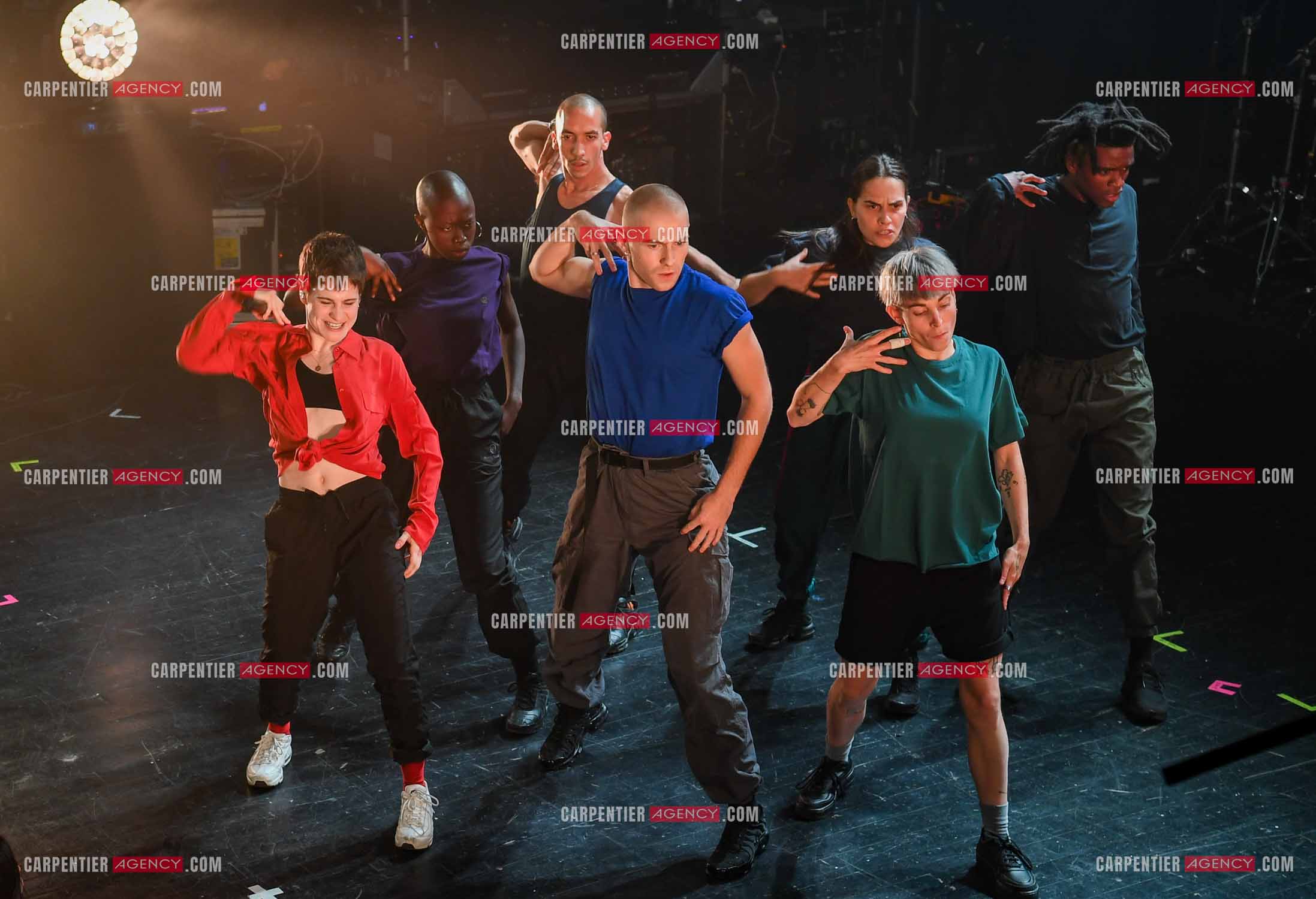Concert au TRIANON “ POP-ROCK LIVE “ organisé par RTL2 le 05 Octobre 2018 à Paris. La chanteuse Christine and the Queens et ses danseurs face au public.  ( Exclusif )
