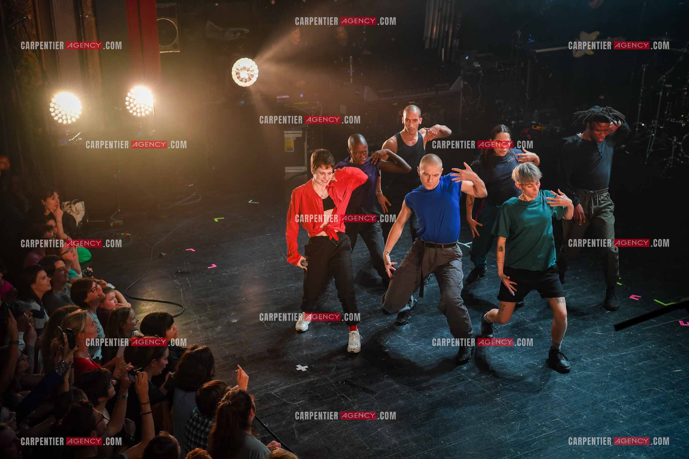 Concert au TRIANON “ POP-ROCK LIVE “ organisé par RTL2 le 05 Octobre 2018 à Paris. La chanteuse Christine and the Queens et ses danseurs face au public.  ( Exclusif )
