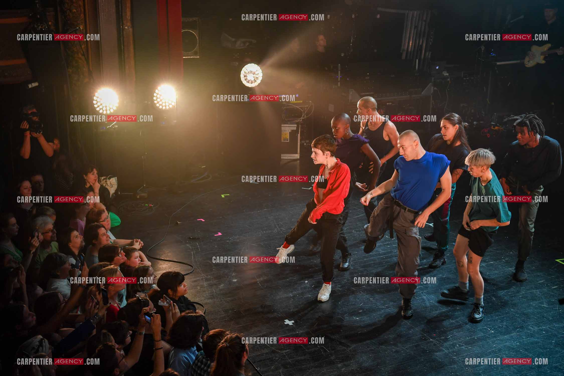 Concert au TRIANON “ POP-ROCK LIVE “ organisé par RTL2 le 05 Octobre 2018 à Paris. La chanteuse Christine and the Queens et ses danseurs face au public.  ( Exclusif )