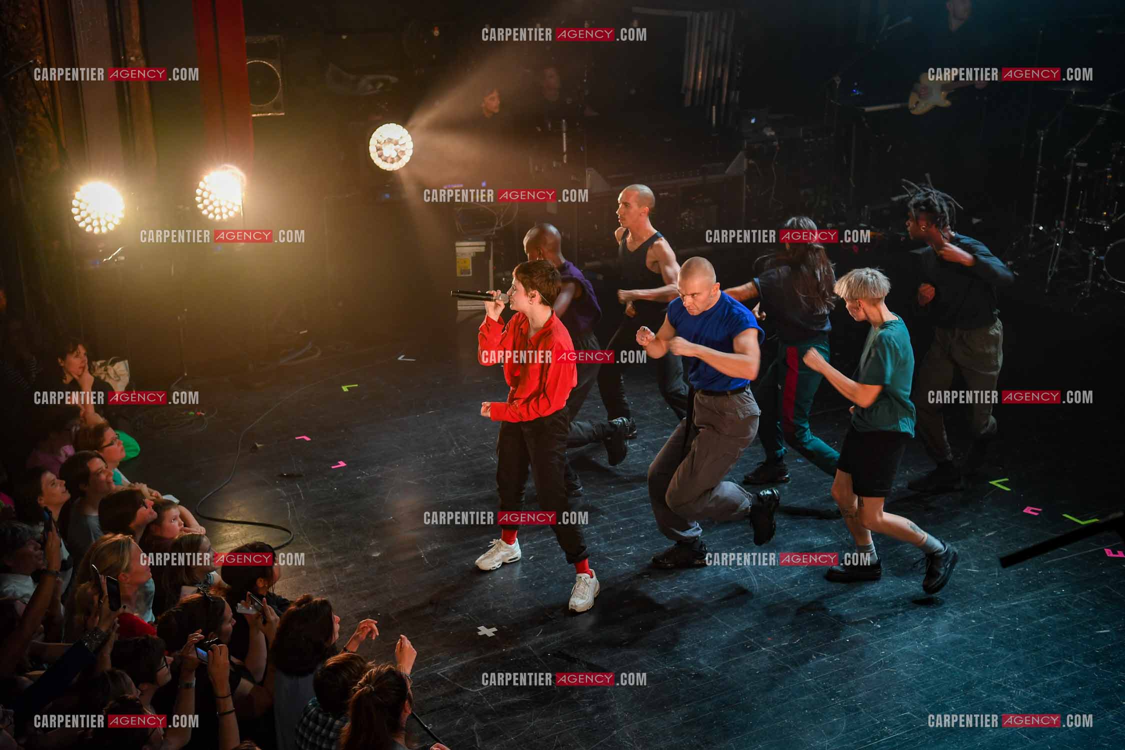 Concert au TRIANON “ POP-ROCK LIVE “ organisé par RTL2 le 05 Octobre 2018 à Paris. La chanteuse Christine and the Queens et ses danseurs face au public.  ( Exclusif )