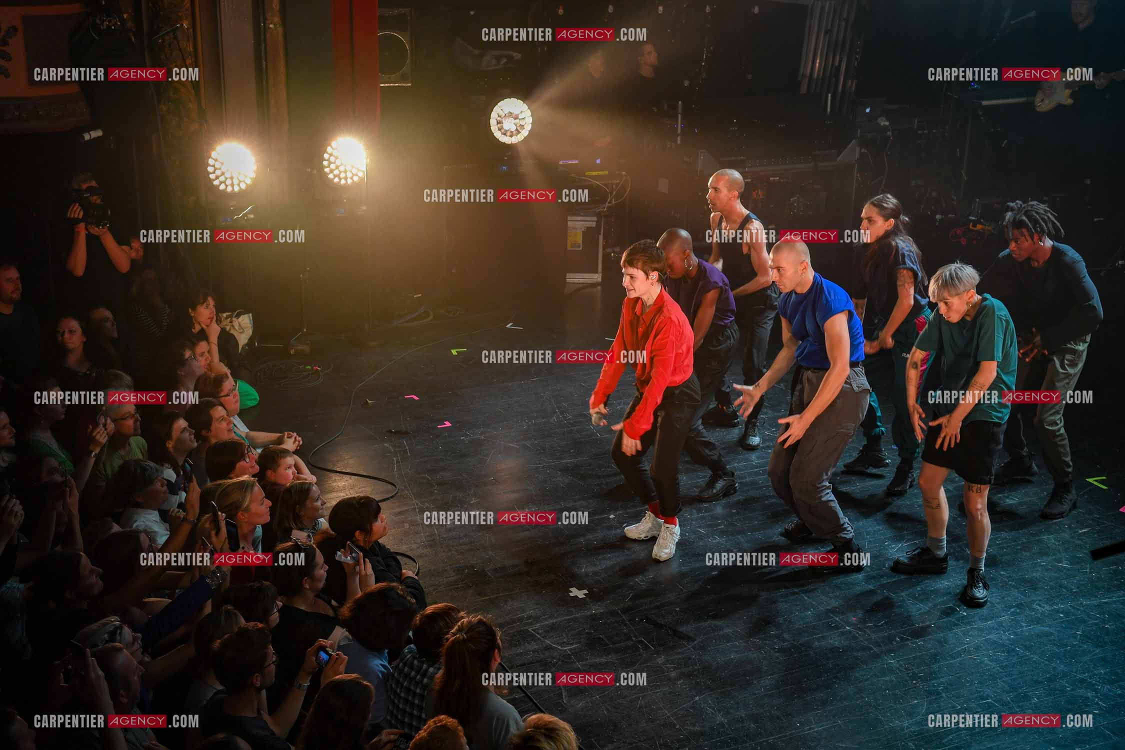 Concert au TRIANON “ POP-ROCK LIVE “ organisé par RTL2 le 05 Octobre 2018 à Paris. La chanteuse Christine and the Queens et ses danseurs face au public.  ( Exclusif )