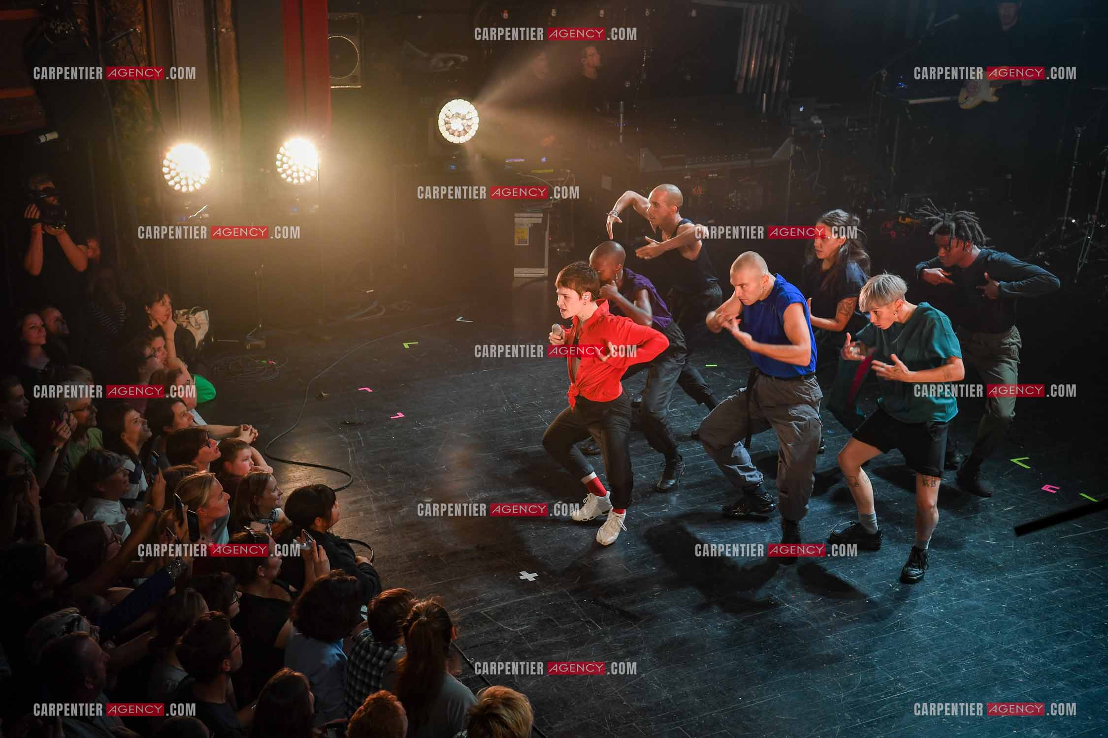 Concert au TRIANON “ POP-ROCK LIVE “ organisé par RTL2 le 05 Octobre 2018 à Paris. La chanteuse Christine and the Queens et ses danseurs face au public.  ( Exclusif )