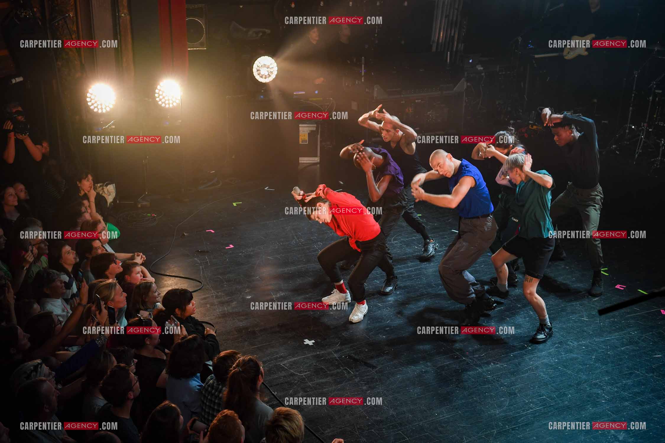 Concert au TRIANON “ POP-ROCK LIVE “ organisé par RTL2 le 05 Octobre 2018 à Paris. La chanteuse Christine and the Queens et ses danseurs face au public.  ( Exclusif )