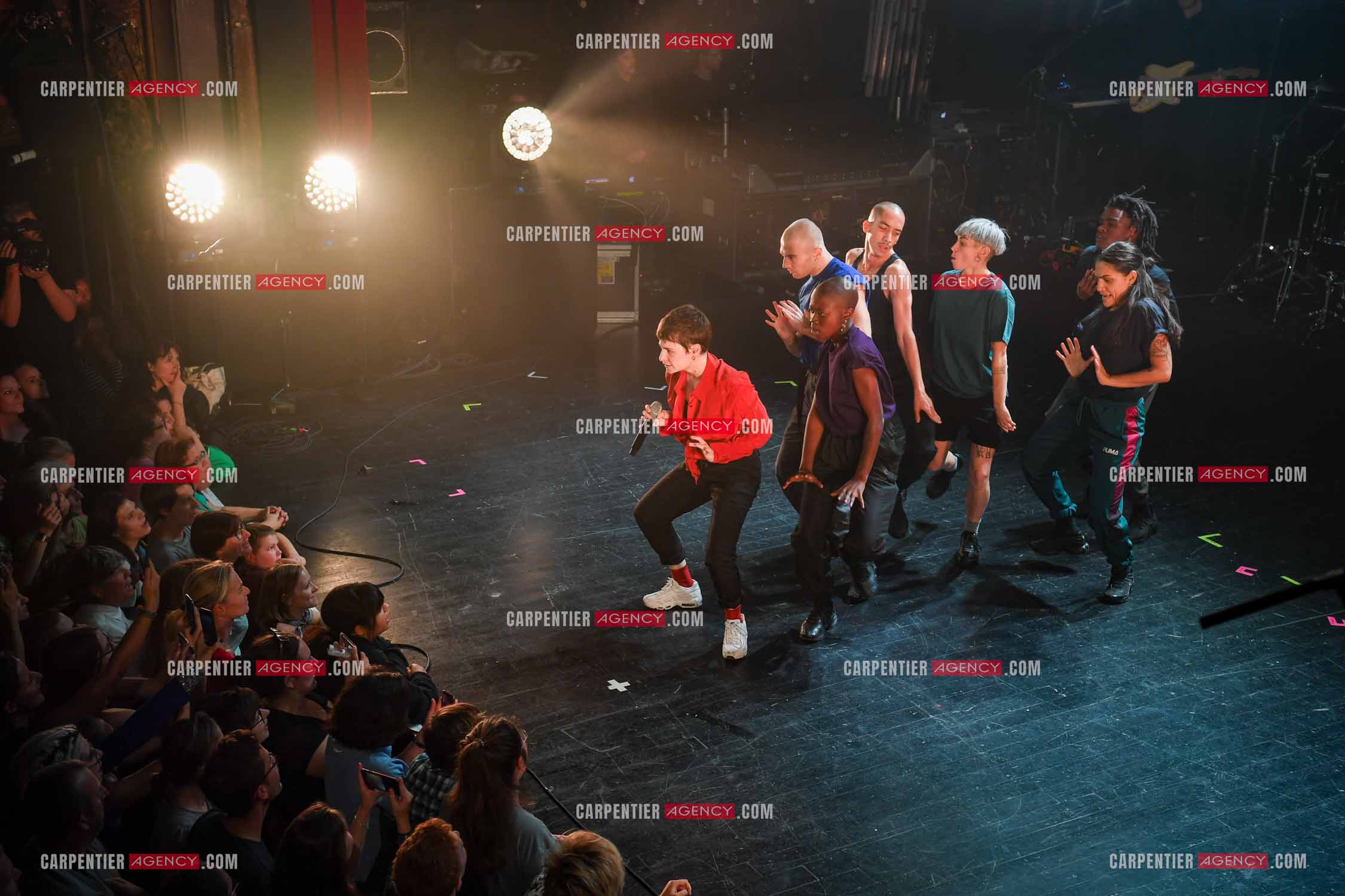 Concert au TRIANON “ POP-ROCK LIVE “ organisé par RTL2 le 05 Octobre 2018 à Paris. La chanteuse Christine and the Queens et ses danseurs face au public.  ( Exclusif )