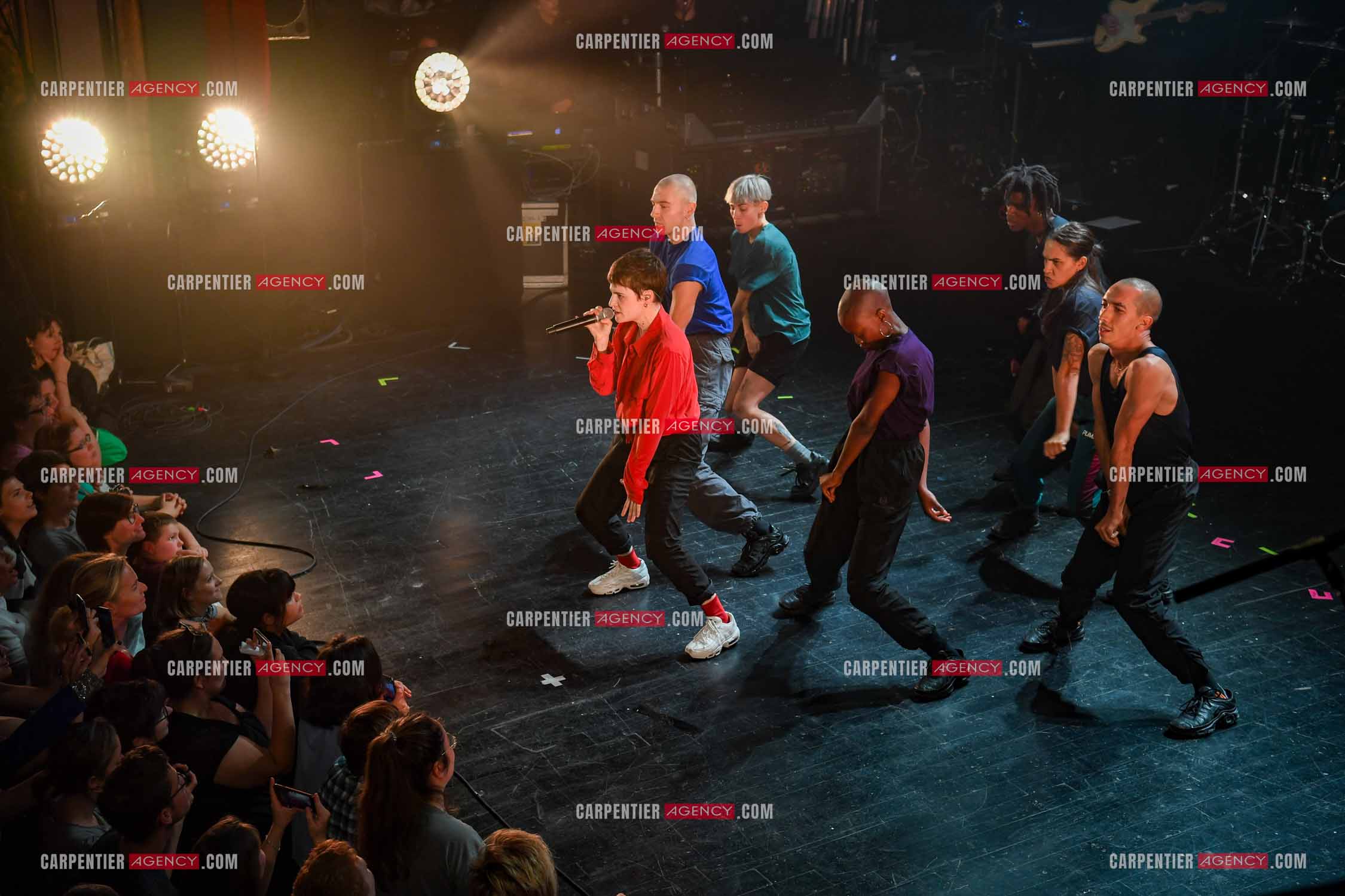 Concert au TRIANON “ POP-ROCK LIVE “ organisé par RTL2 le 05 Octobre 2018 à Paris. La chanteuse Christine and the Queens et ses danseurs face au public.  ( Exclusif )