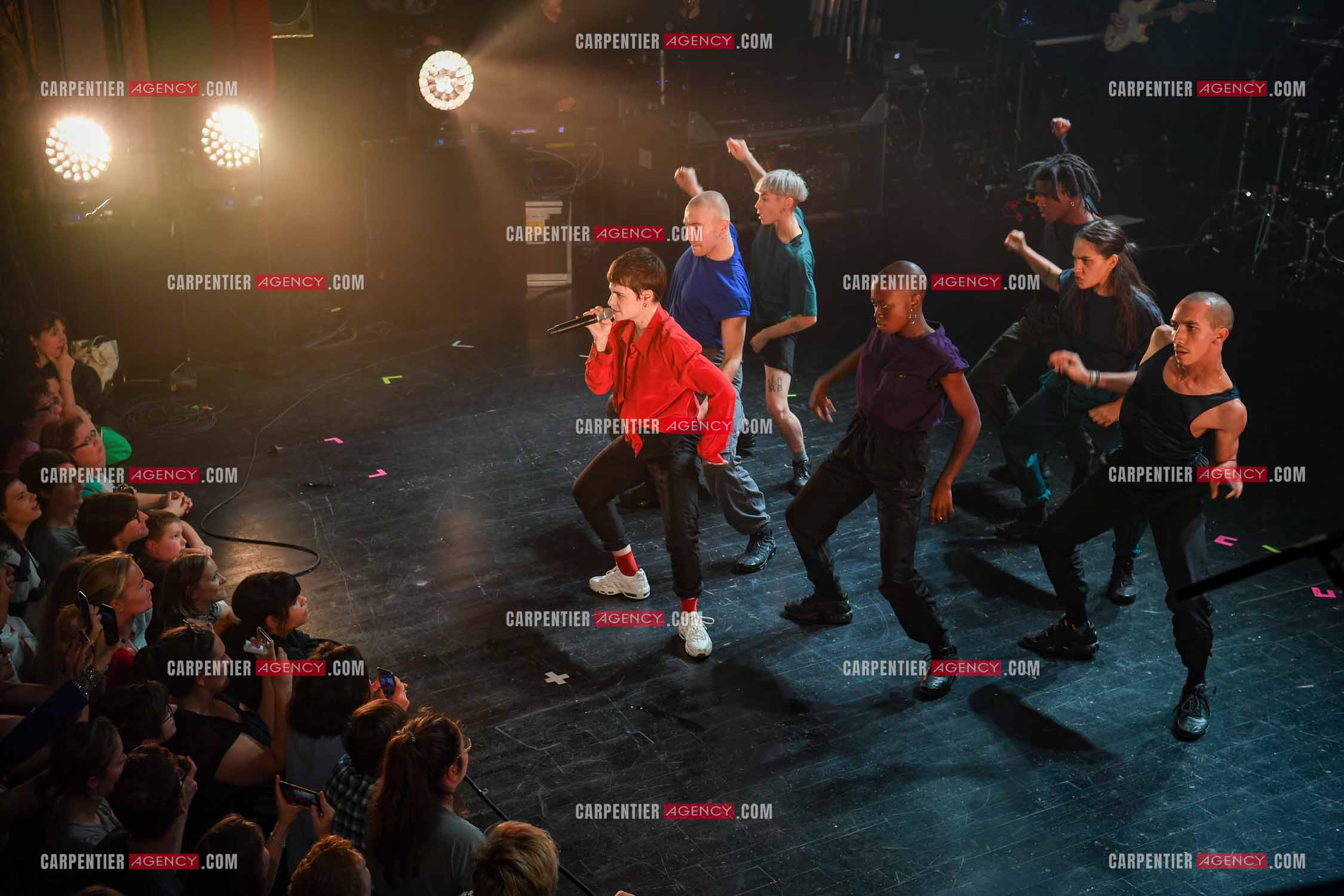 Concert au TRIANON “ POP-ROCK LIVE “ organisé par RTL2 le 05 Octobre 2018 à Paris. La chanteuse Christine and the Queens et ses danseurs face au public.  ( Exclusif )