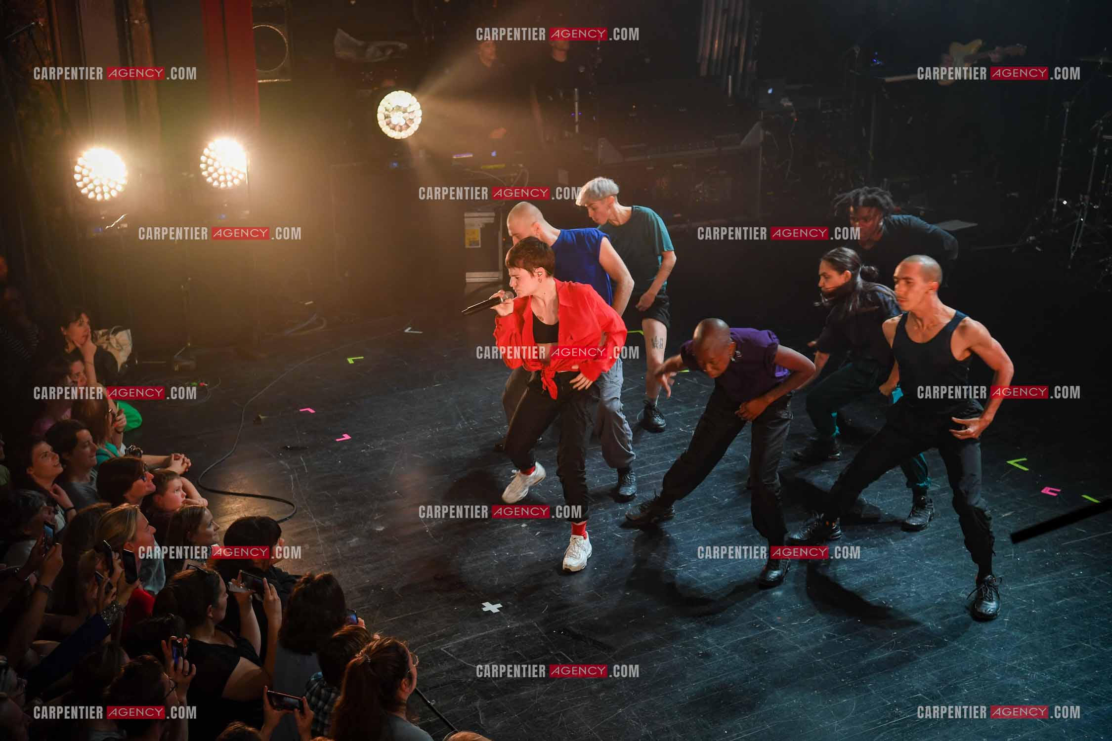 Concert au TRIANON “ POP-ROCK LIVE “ organisé par RTL2 le 05 Octobre 2018 à Paris. La chanteuse Christine and the Queens et ses danseurs face au public.  ( Exclusif )