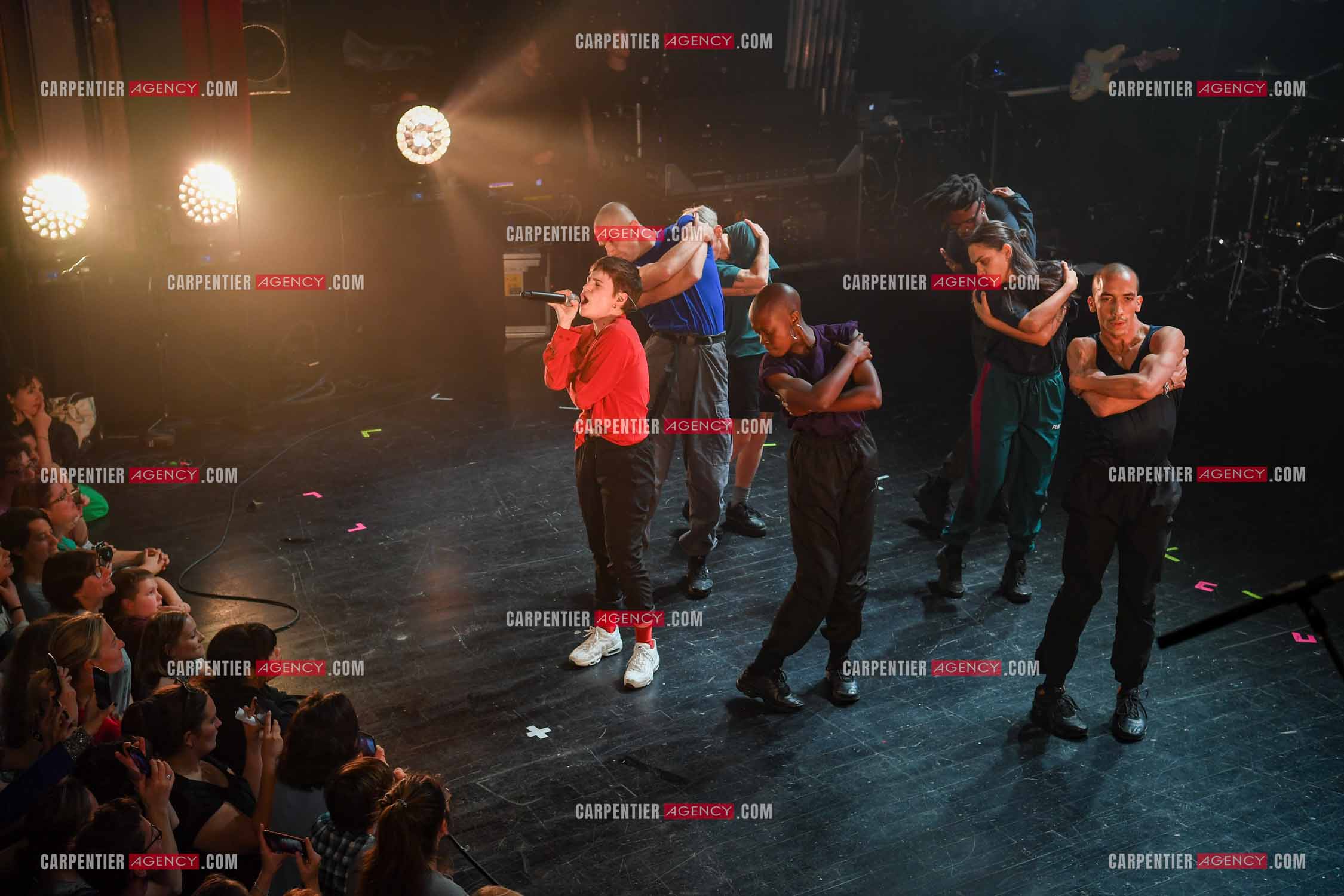 Concert au TRIANON “ POP-ROCK LIVE “ organisé par RTL2 le 05 Octobre 2018 à Paris. La chanteuse Christine and the Queens et ses danseurs face au public.  ( Exclusif )