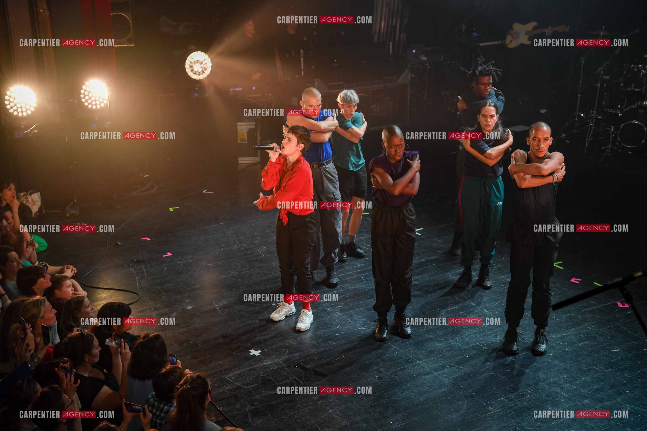 Concert au TRIANON “ POP-ROCK LIVE “ organisé par RTL2 le 05 Octobre 2018 à Paris. La chanteuse Christine and the Queens et ses danseurs face au public.  ( Exclusif )