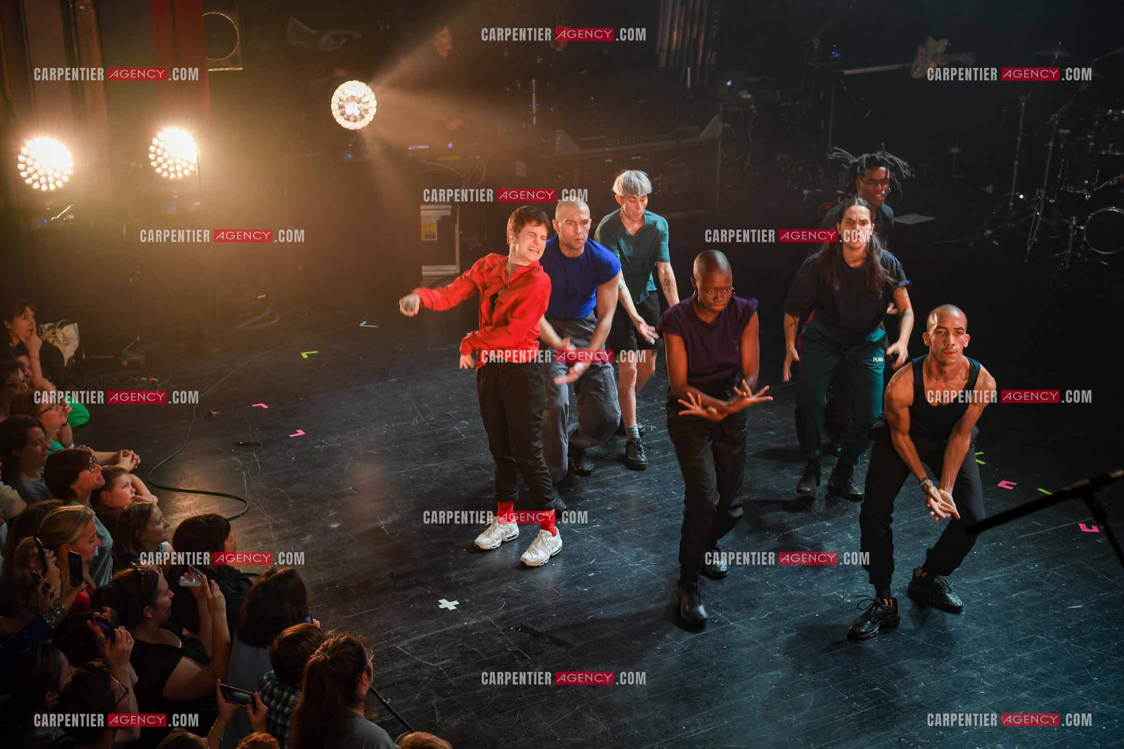 Concert au TRIANON “ POP-ROCK LIVE “ organisé par RTL2 le 05 Octobre 2018 à Paris. La chanteuse Christine and the Queens et ses danseurs face au public.  ( Exclusif )