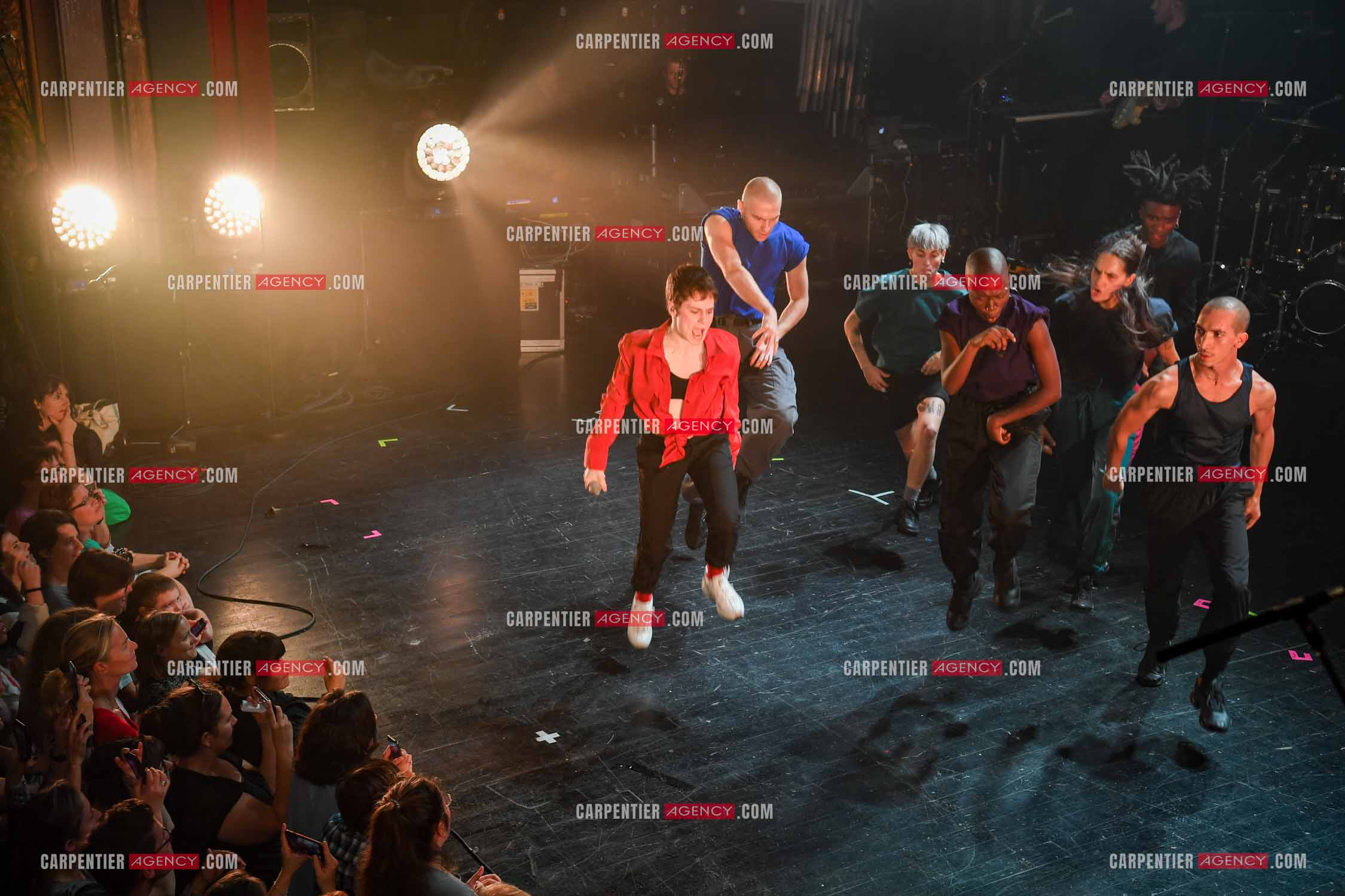 Concert au TRIANON “ POP-ROCK LIVE “ organisé par RTL2 le 05 Octobre 2018 à Paris. La chanteuse Christine and the Queens et ses danseurs face au public.  ( Exclusif )