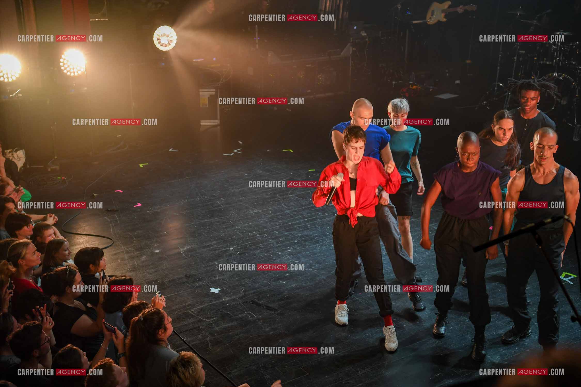 Concert au TRIANON “ POP-ROCK LIVE “ organisé par RTL2 le 05 Octobre 2018 à Paris. La chanteuse Christine and the Queens et ses danseurs face au public.  ( Exclusif )
