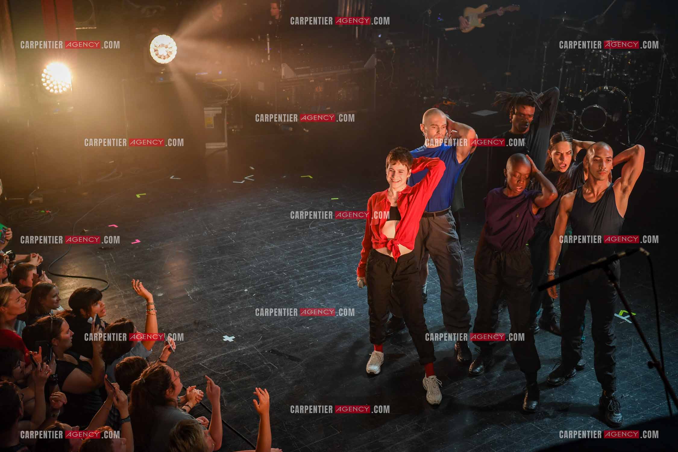 Concert au TRIANON “ POP-ROCK LIVE “ organisé par RTL2 le 05 Octobre 2018 à Paris. La chanteuse Christine and the Queens et ses danseurs face au public.  ( Exclusif )