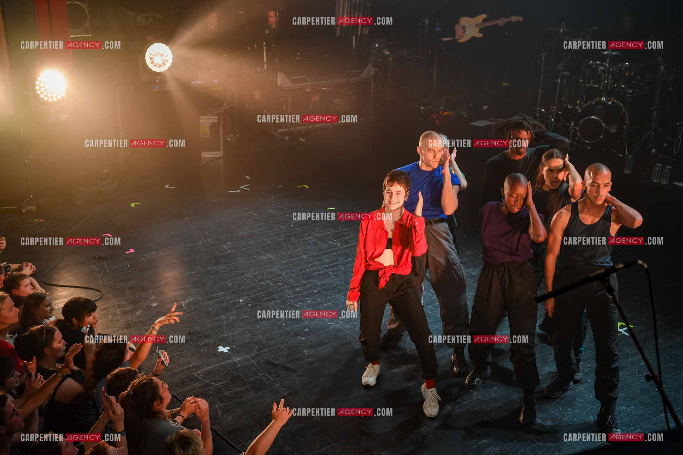 Concert au TRIANON “ POP-ROCK LIVE “ organisé par RTL2 le 05 Octobre 2018 à Paris. La chanteuse Christine and the Queens et ses danseurs face au public.  ( Exclusif )