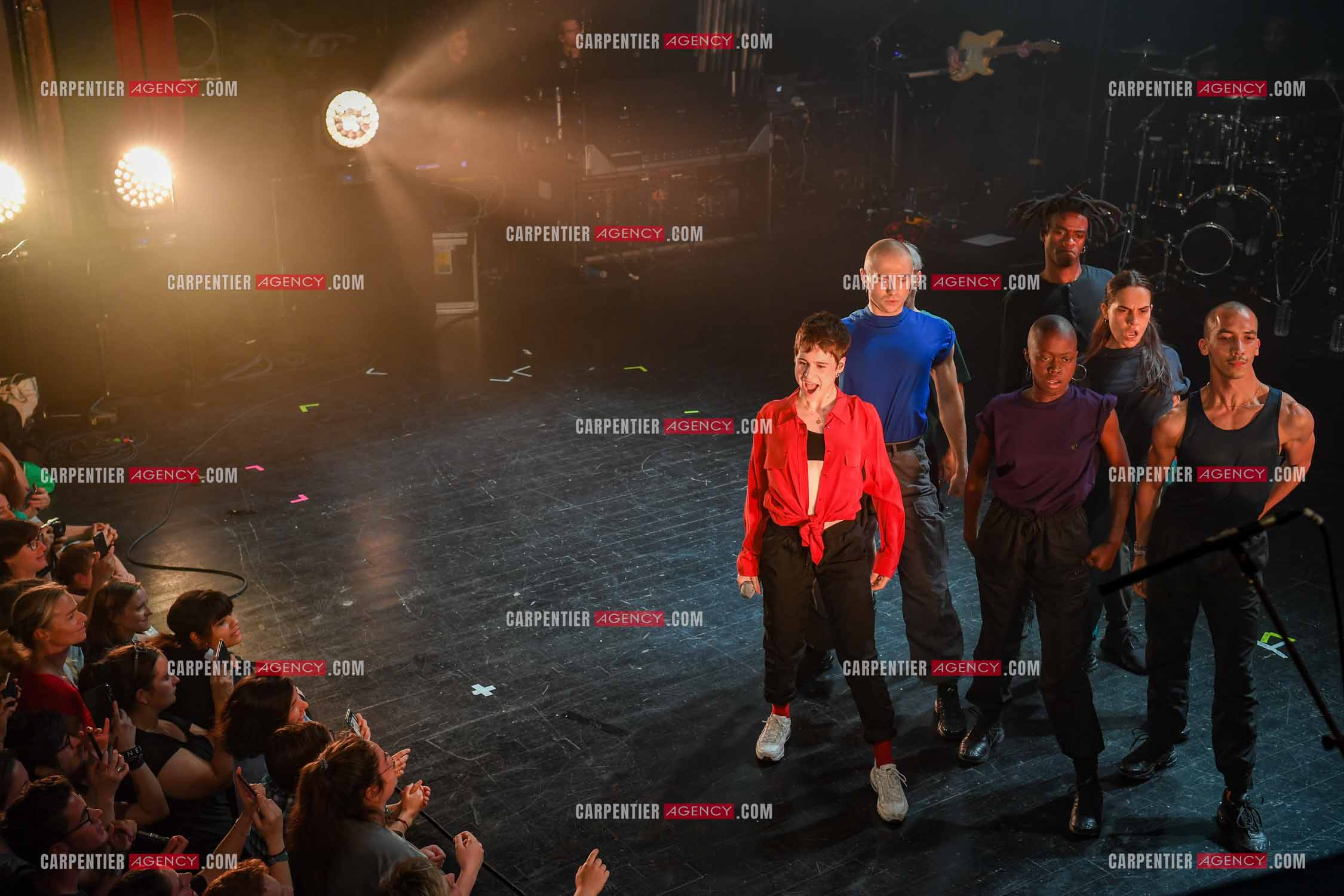 Concert au TRIANON “ POP-ROCK LIVE “ organisé par RTL2 le 05 Octobre 2018 à Paris. La chanteuse Christine and the Queens et ses danseurs face au public.  ( Exclusif )