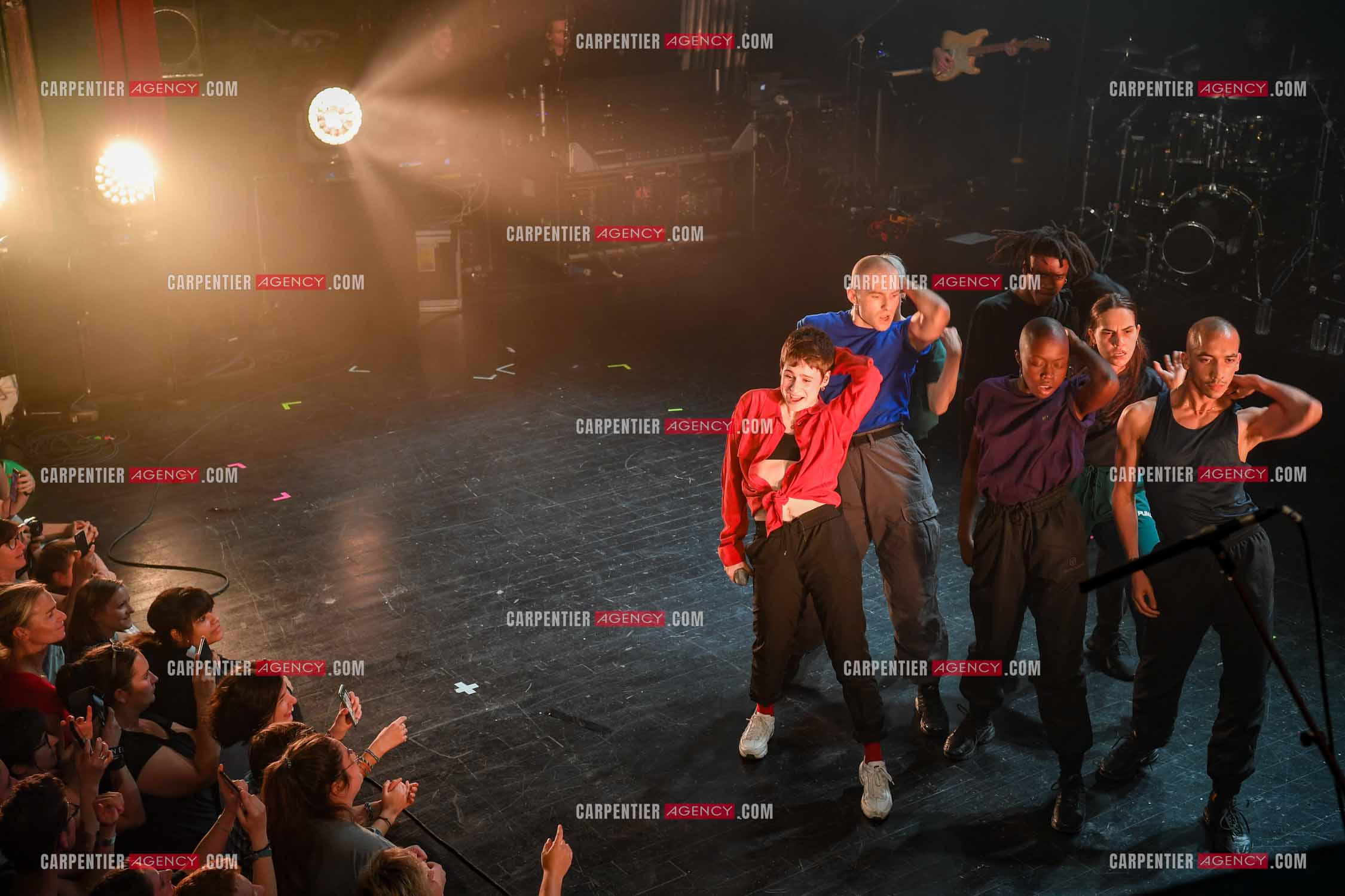 Concert au TRIANON “ POP-ROCK LIVE “ organisé par RTL2 le 05 Octobre 2018 à Paris. La chanteuse Christine and the Queens et ses danseurs face au public.  ( Exclusif )