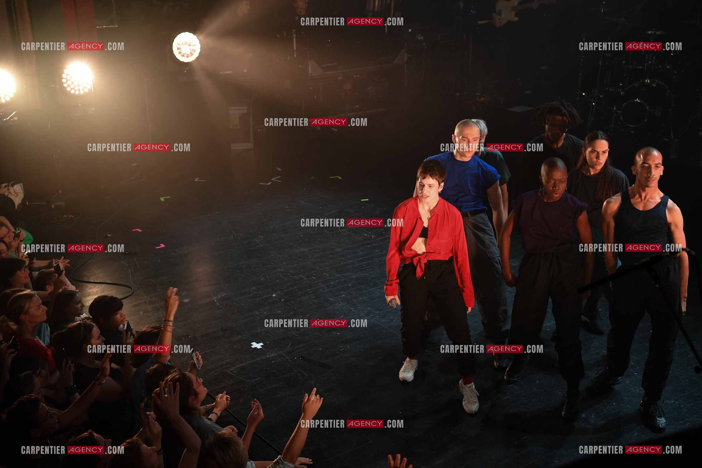 Concert au TRIANON “ POP-ROCK LIVE “ organisé par RTL2 le 05 Octobre 2018 à Paris. La chanteuse Christine and the Queens et ses danseurs face au public.  ( Exclusif )