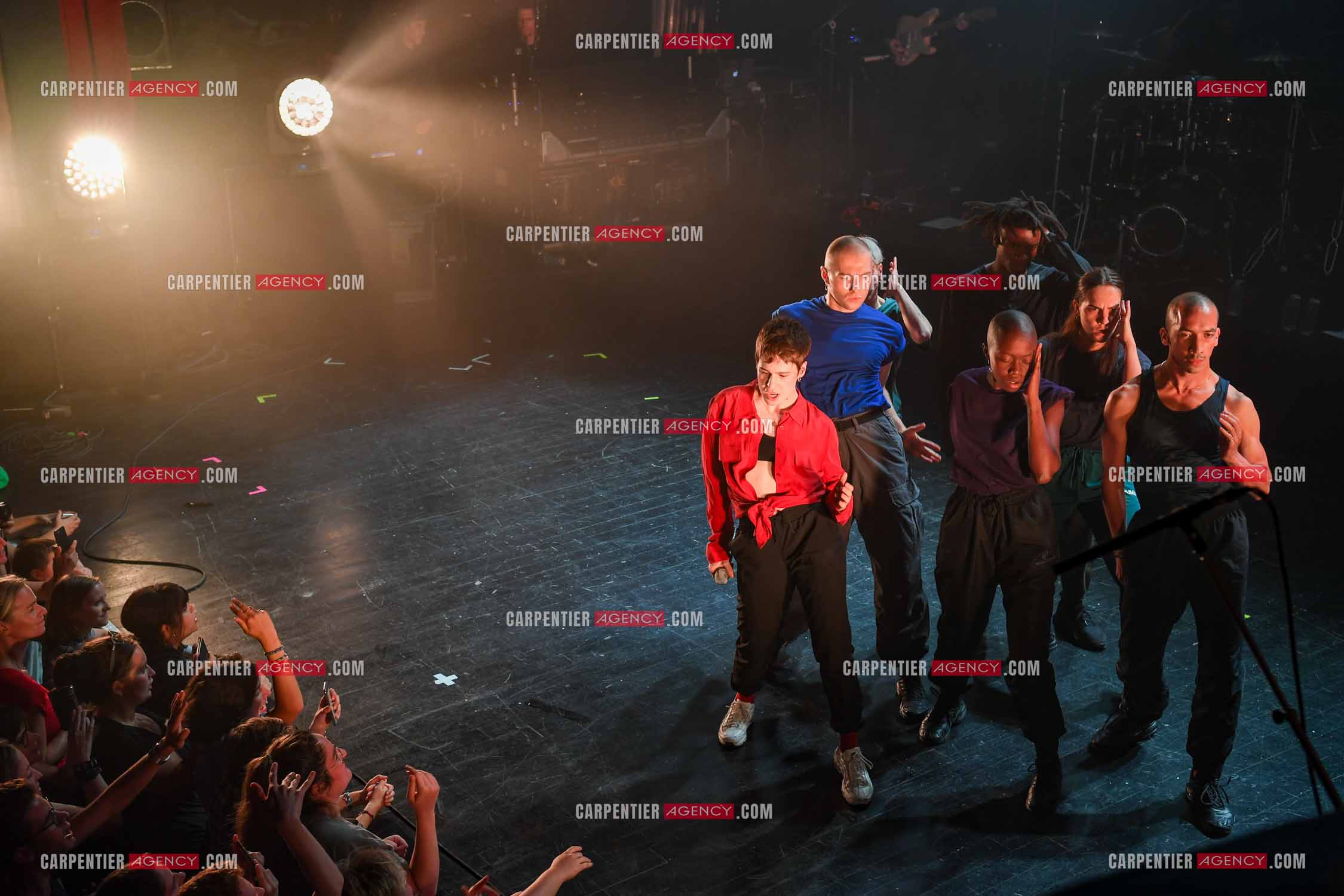 Concert au TRIANON “ POP-ROCK LIVE “ organisé par RTL2 le 05 Octobre 2018 à Paris. La chanteuse Christine and the Queens et ses danseurs face au public.  ( Exclusif )