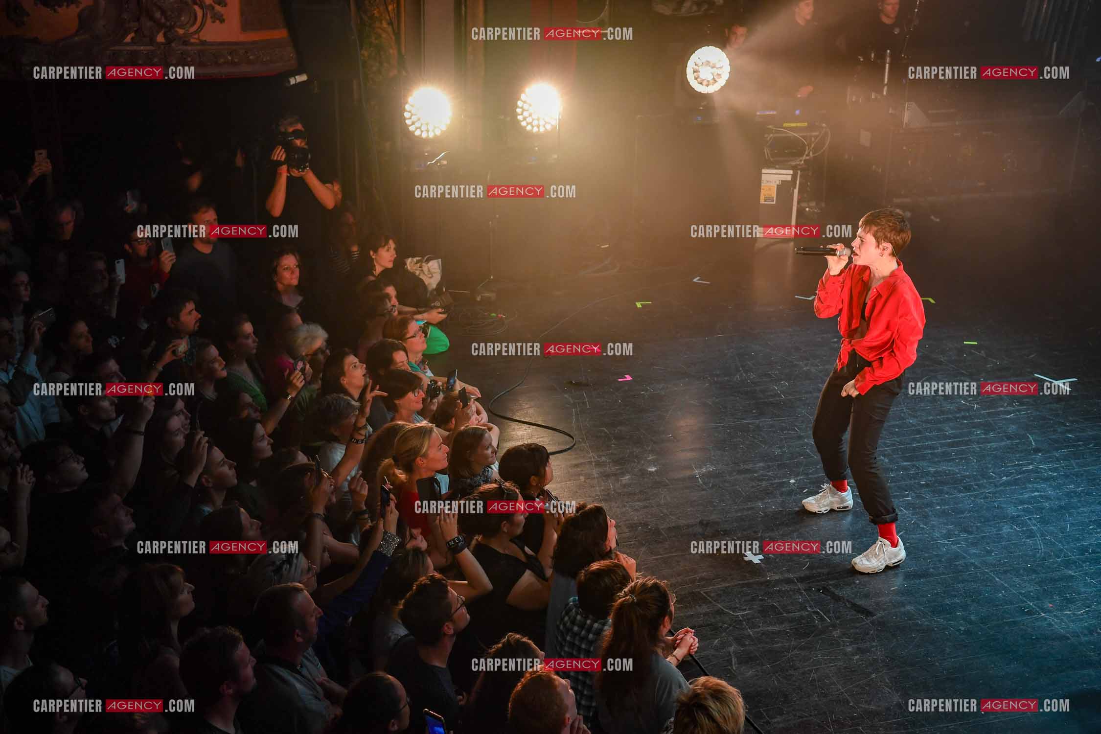 Concert au TRIANON “ POP-ROCK LIVE “ organisé par RTL2 le 05 Octobre 2018 à Paris. La chanteuse Christine and the Queens et ses danseurs face au public.  ( Exclusif )