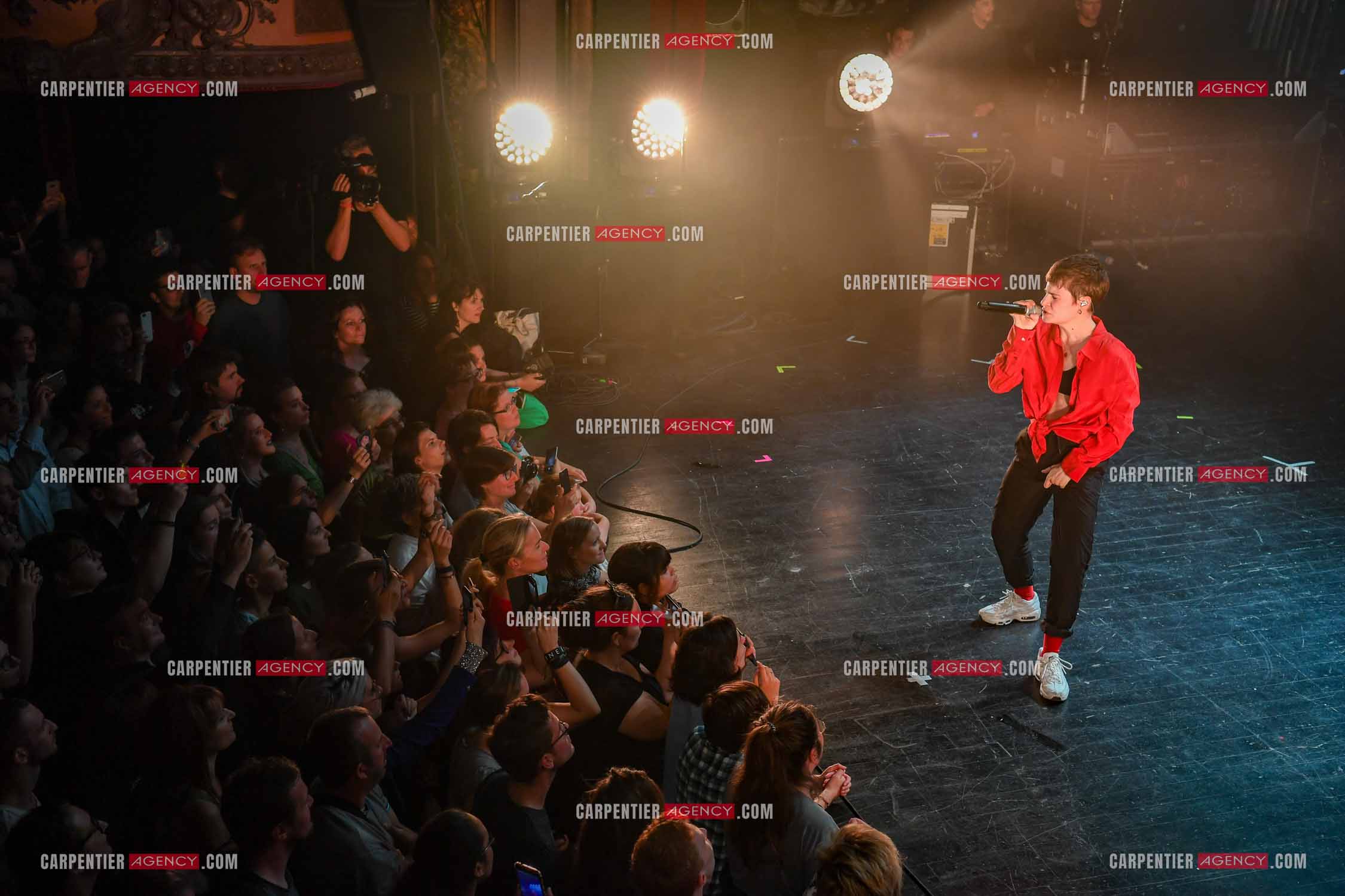 Concert au TRIANON “ POP-ROCK LIVE “ organisé par RTL2 le 05 Octobre 2018 à Paris. La chanteuse Christine and the Queens et ses danseurs face au public.  ( Exclusif )
