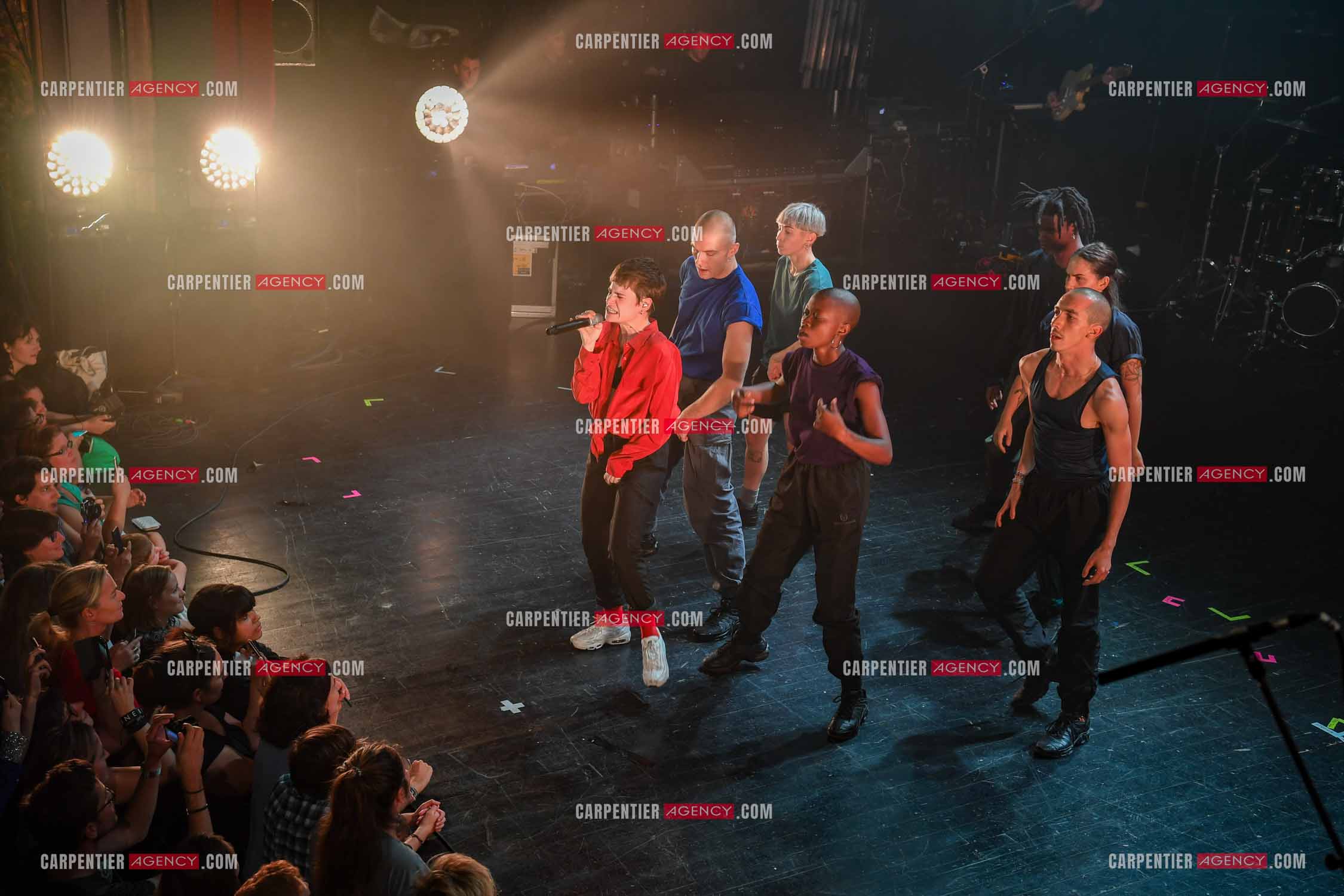 Concert au TRIANON “ POP-ROCK LIVE “ organisé par RTL2 le 05 Octobre 2018 à Paris. La chanteuse Christine and the Queens et ses danseurs face au public.  ( Exclusif )