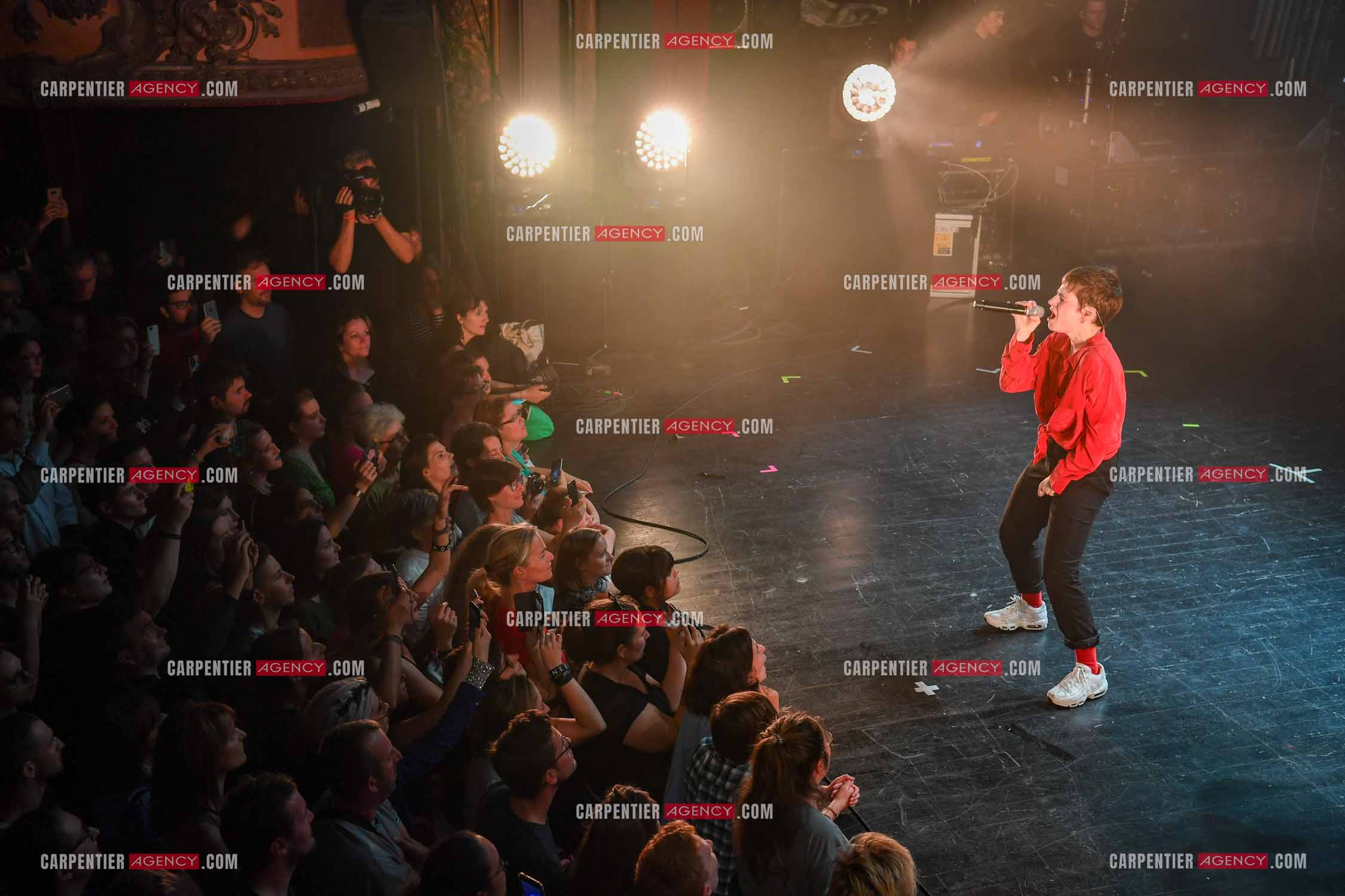 Concert au TRIANON “ POP-ROCK LIVE “ organisé par RTL2 le 05 Octobre 2018 à Paris. La chanteuse Christine and the Queens et ses danseurs face au public.  ( Exclusif )
