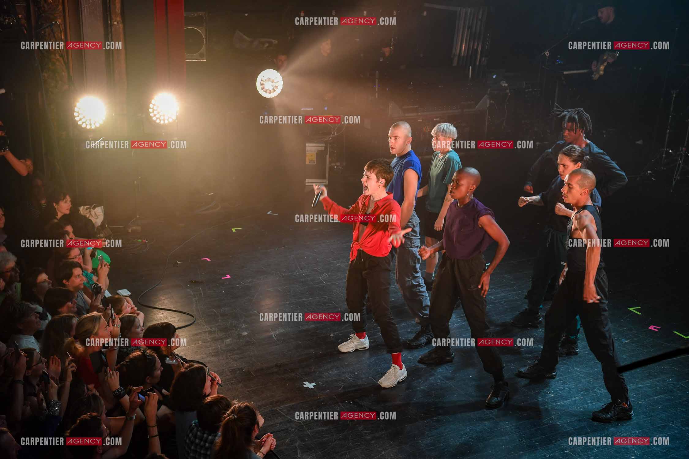 Concert au TRIANON “ POP-ROCK LIVE “ organisé par RTL2 le 05 Octobre 2018 à Paris. La chanteuse Christine and the Queens et ses danseurs face au public.  ( Exclusif )