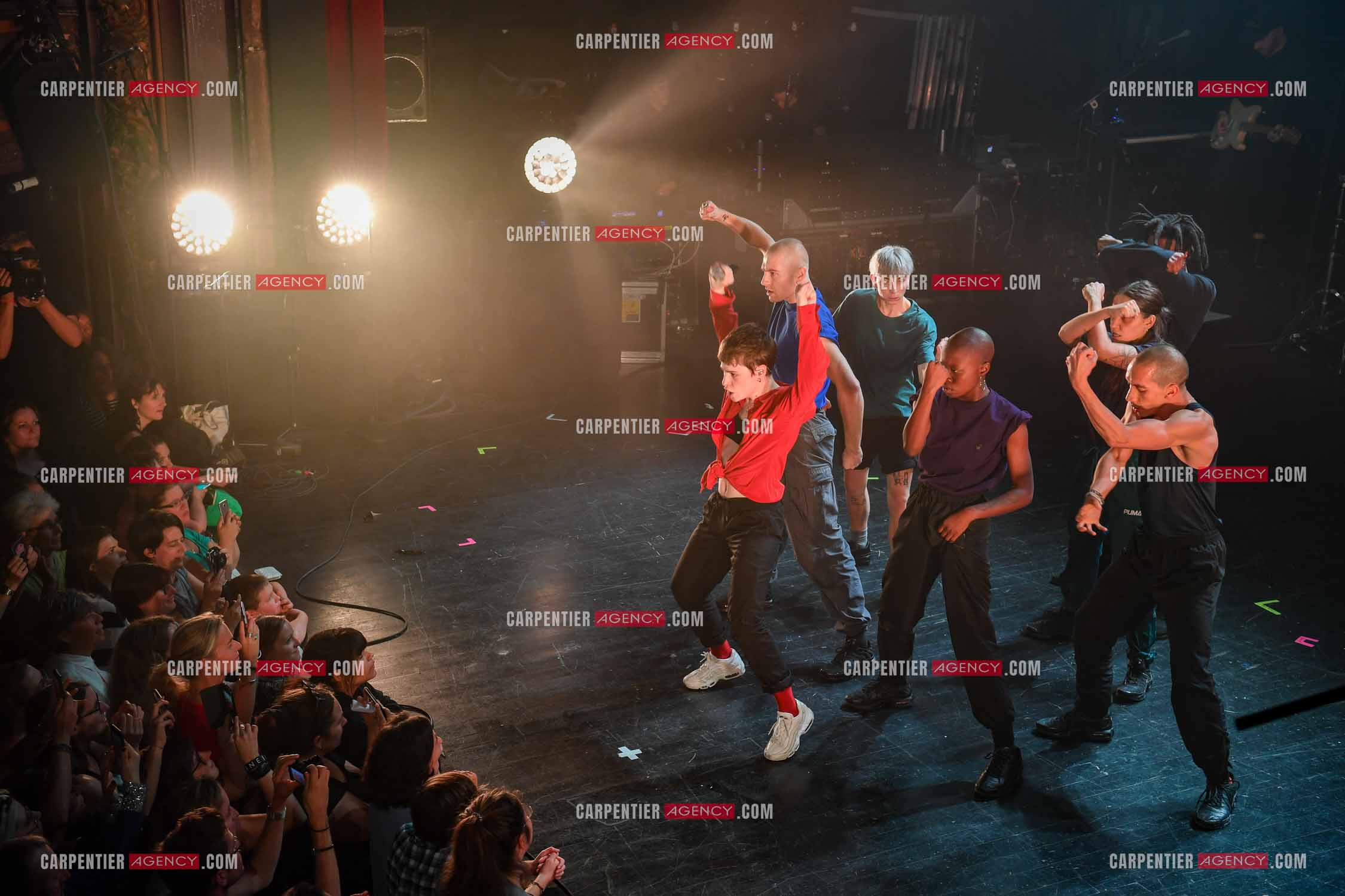 Concert au TRIANON “ POP-ROCK LIVE “ organisé par RTL2 le 05 Octobre 2018 à Paris. La chanteuse Christine and the Queens et ses danseurs face au public.  ( Exclusif )