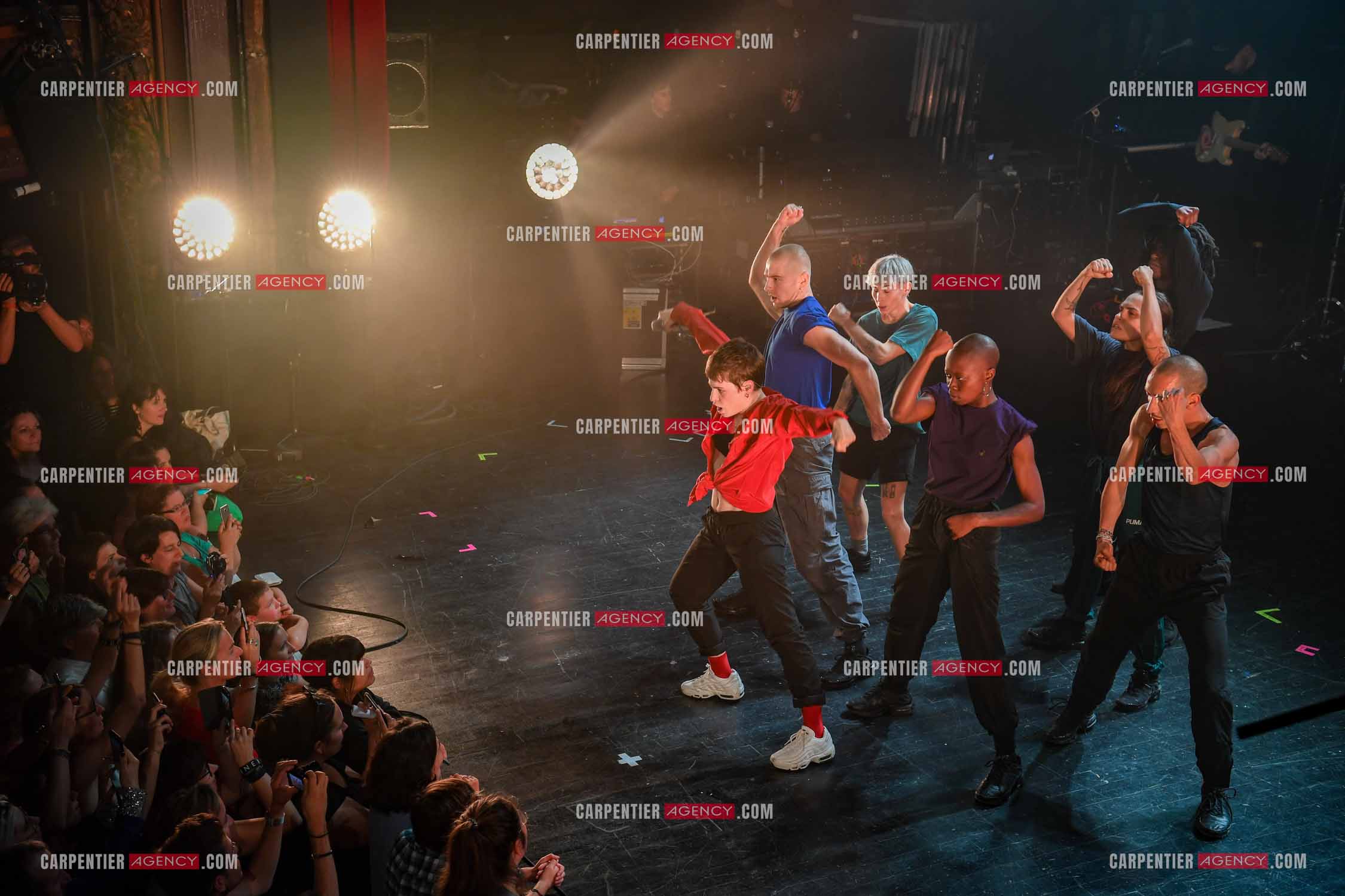 Concert au TRIANON “ POP-ROCK LIVE “ organisé par RTL2 le 05 Octobre 2018 à Paris. La chanteuse Christine and the Queens et ses danseurs face au public.  ( Exclusif )