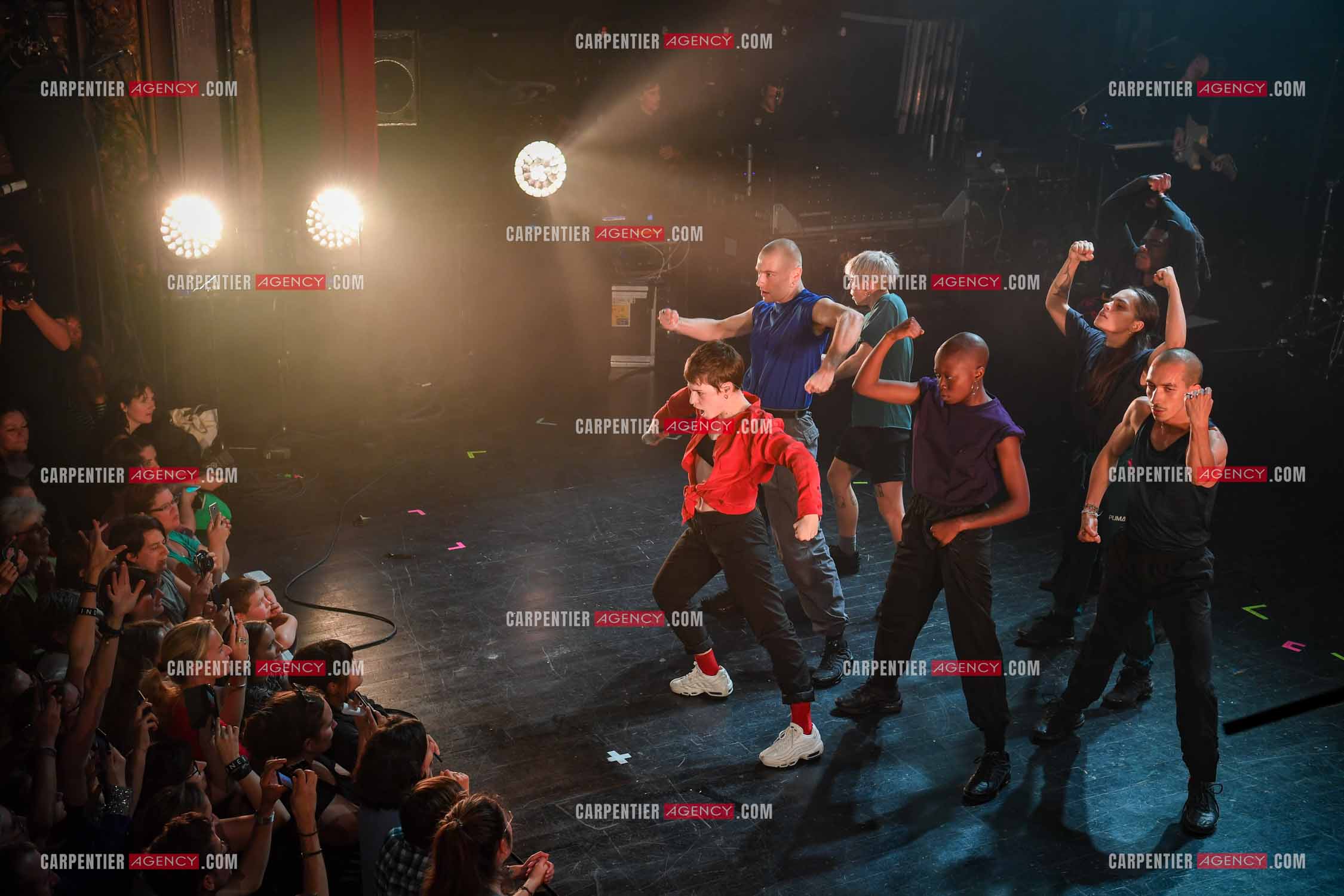 Concert au TRIANON “ POP-ROCK LIVE “ organisé par RTL2 le 05 Octobre 2018 à Paris. La chanteuse Christine and the Queens et ses danseurs face au public.  ( Exclusif )