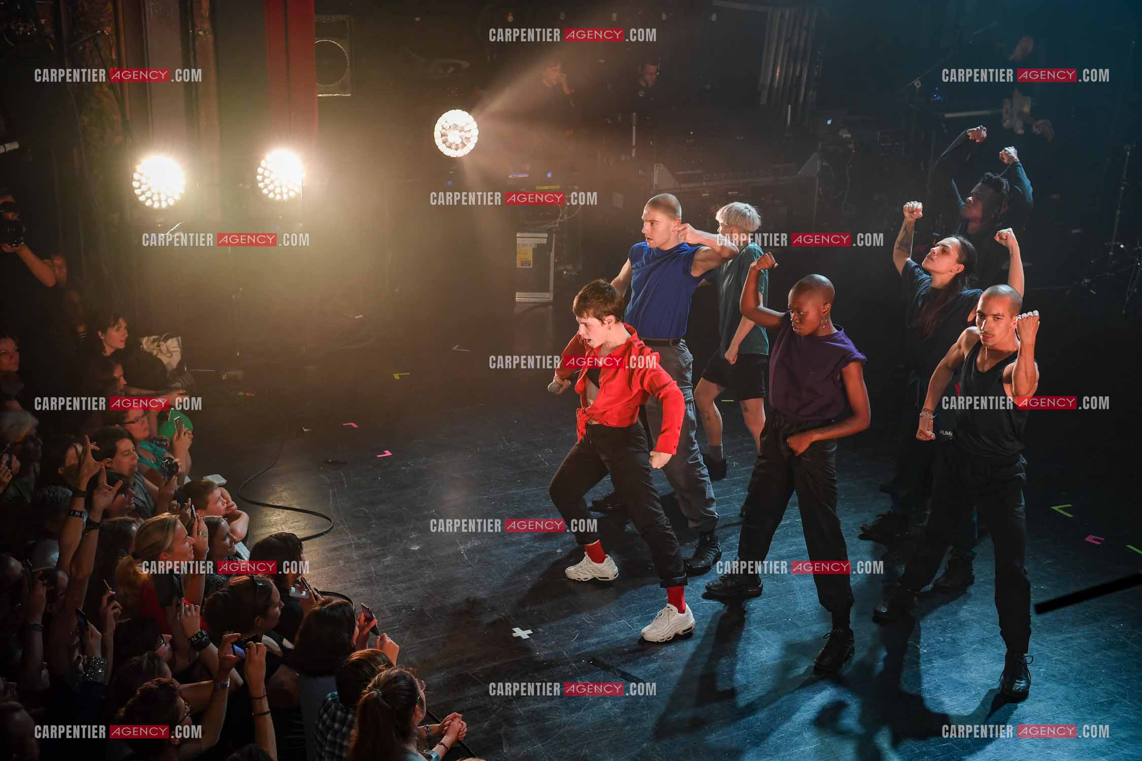 Concert au TRIANON “ POP-ROCK LIVE “ organisé par RTL2 le 05 Octobre 2018 à Paris. La chanteuse Christine and the Queens et ses danseurs face au public.  ( Exclusif )