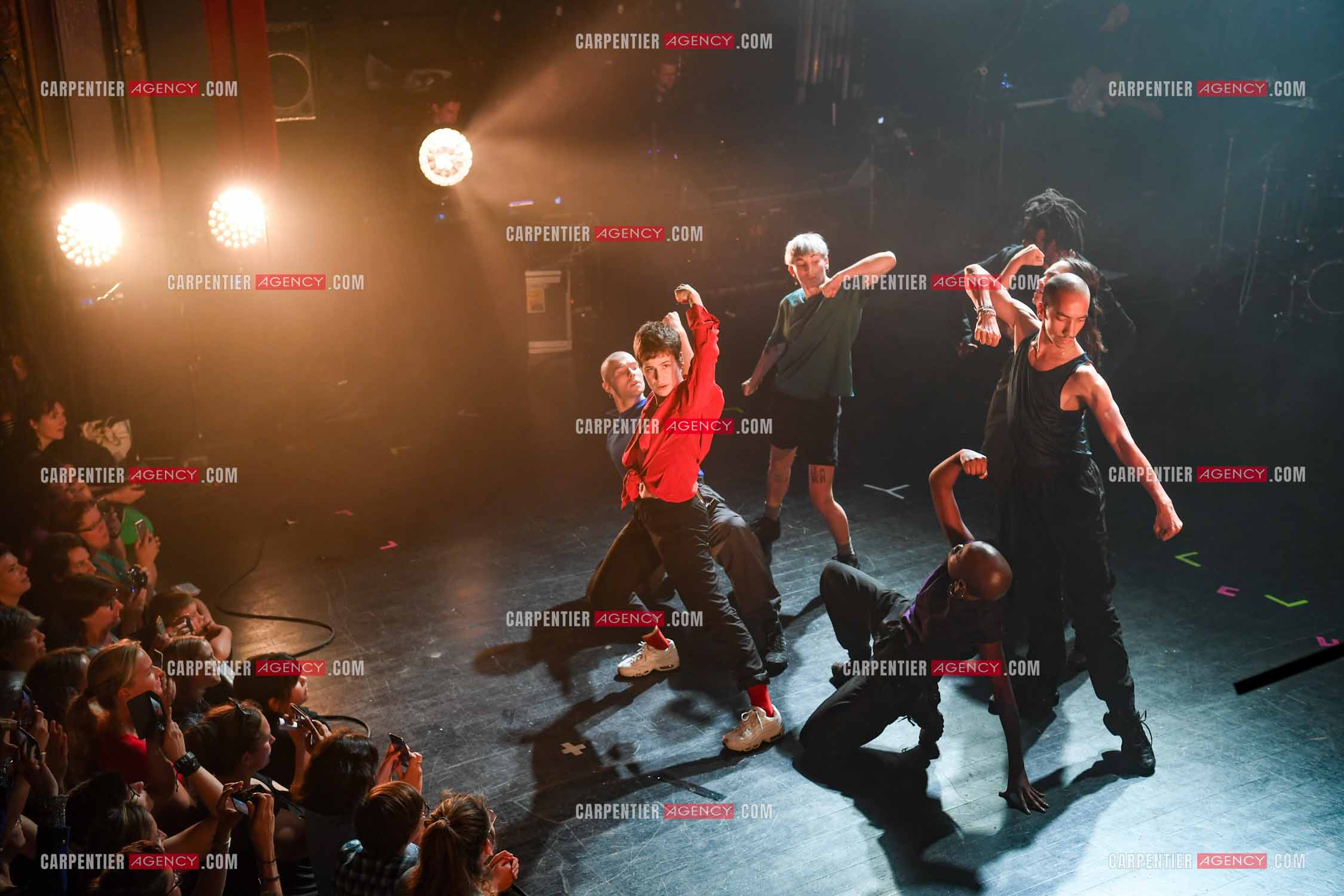 Concert au TRIANON “ POP-ROCK LIVE “ organisé par RTL2 le 05 Octobre 2018 à Paris. La chanteuse Christine and the Queens et ses danseurs face au public.  ( Exclusif )