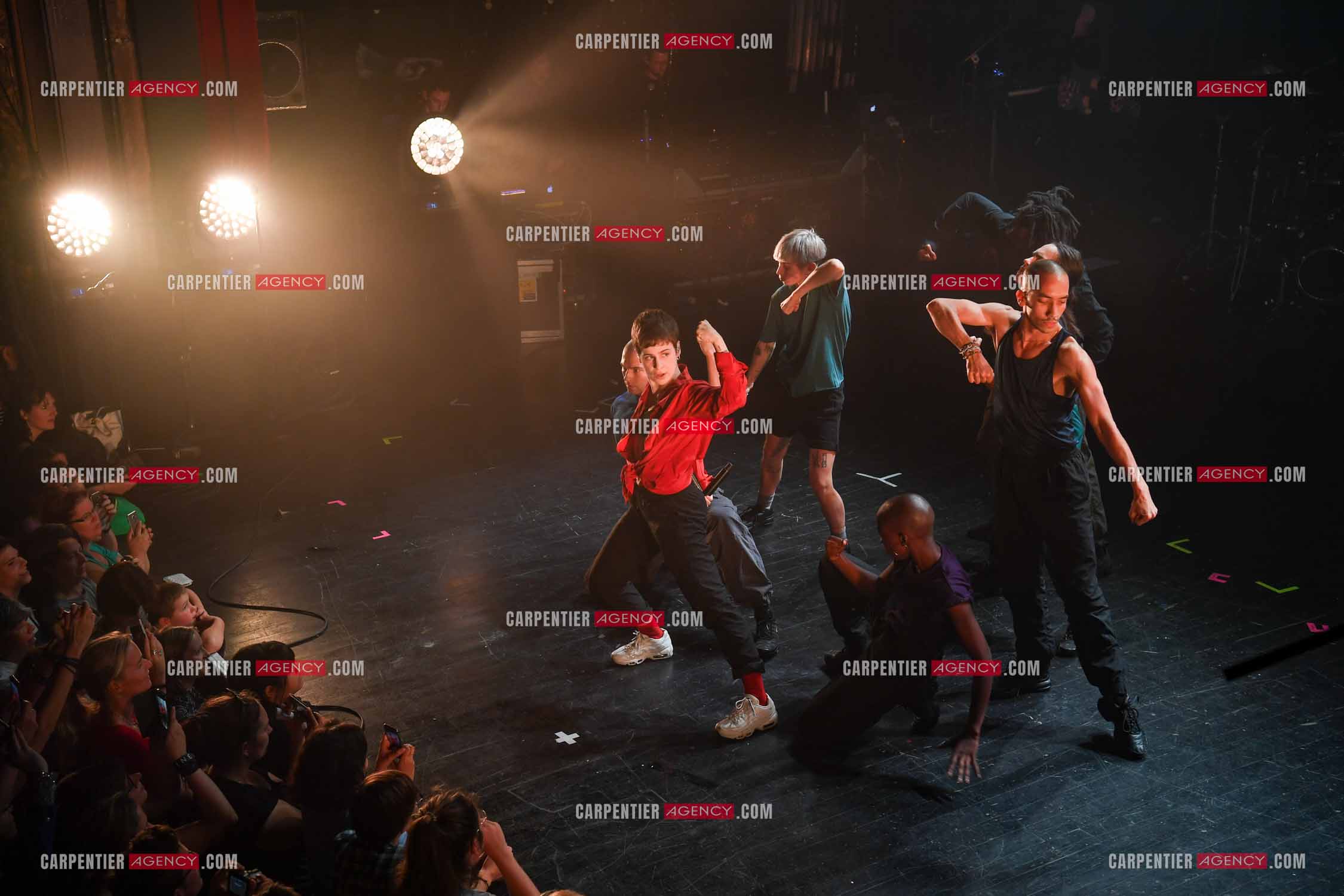 Concert au TRIANON “ POP-ROCK LIVE “ organisé par RTL2 le 05 Octobre 2018 à Paris. La chanteuse Christine and the Queens et ses danseurs face au public.  ( Exclusif )
