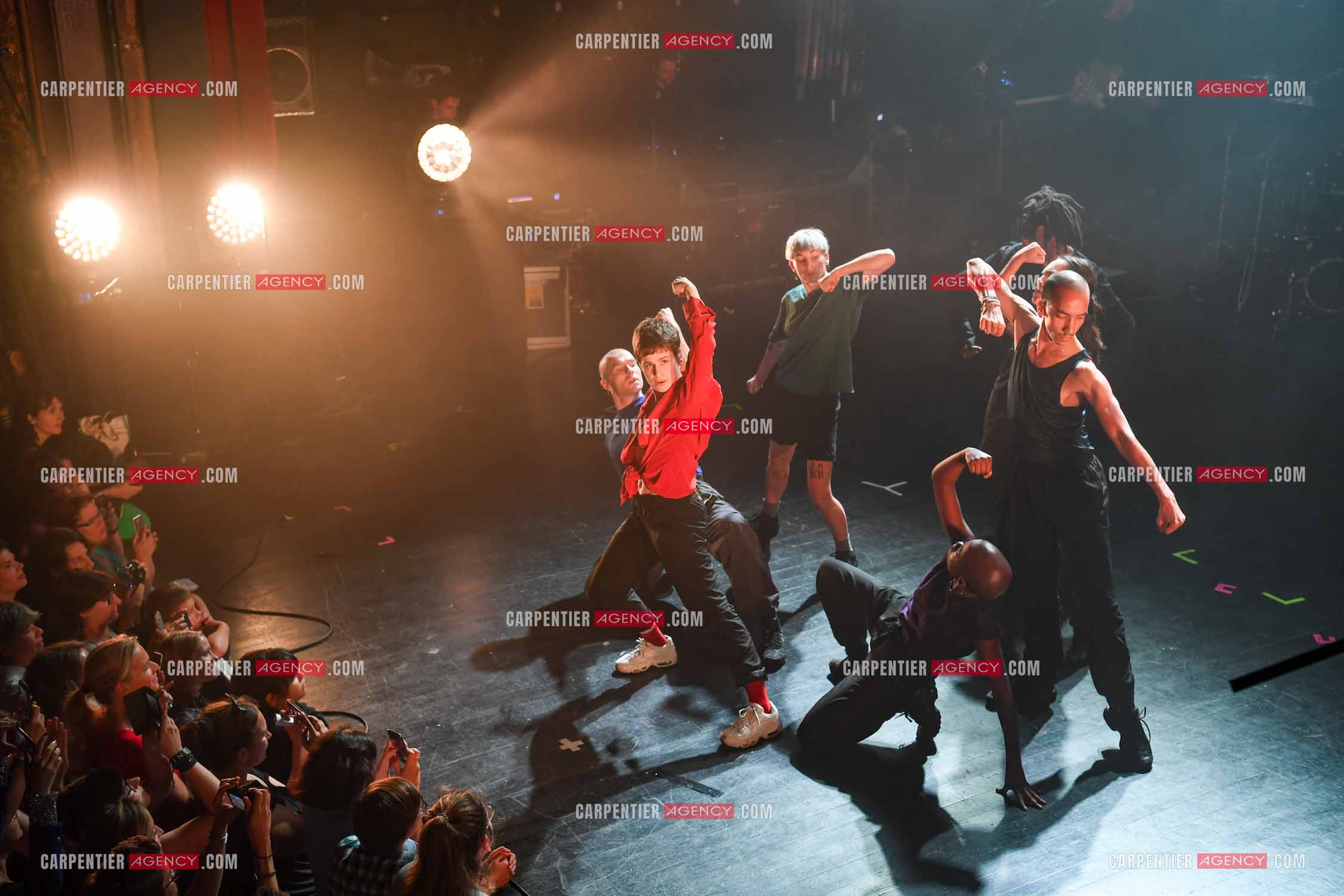 Concert au TRIANON “ POP-ROCK LIVE “ organisé par RTL2 le 05 Octobre 2018 à Paris. La chanteuse Christine and the Queens et ses danseurs face au public.  ( Exclusif )