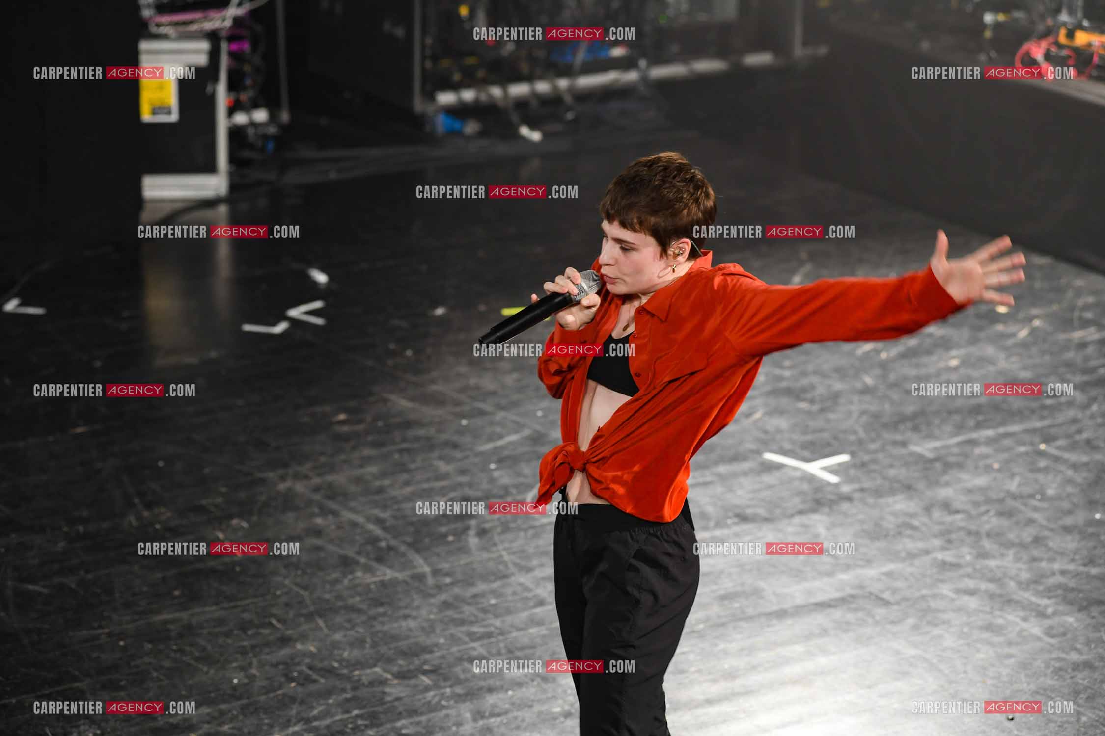 Concert au TRIANON “ POP-ROCK LIVE “ organisé par RTL2 le 05 Octobre 2018 à Paris. La chanteuse Christine and the Queens et ses danseurs face au public.  ( Exclusif )