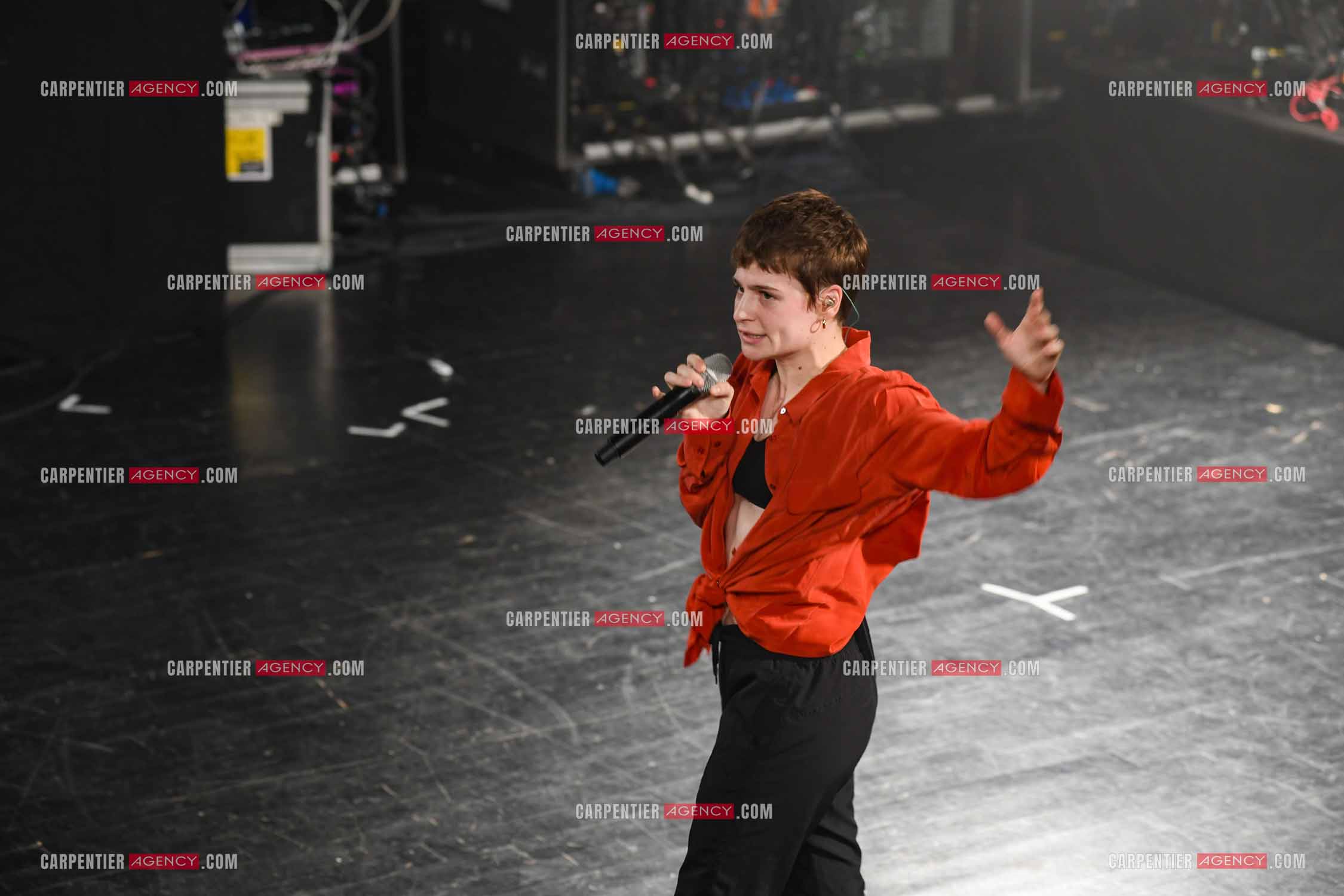 Concert au TRIANON “ POP-ROCK LIVE “ organisé par RTL2 le 05 Octobre 2018 à Paris. La chanteuse Christine and the Queens et ses danseurs face au public.  ( Exclusif )