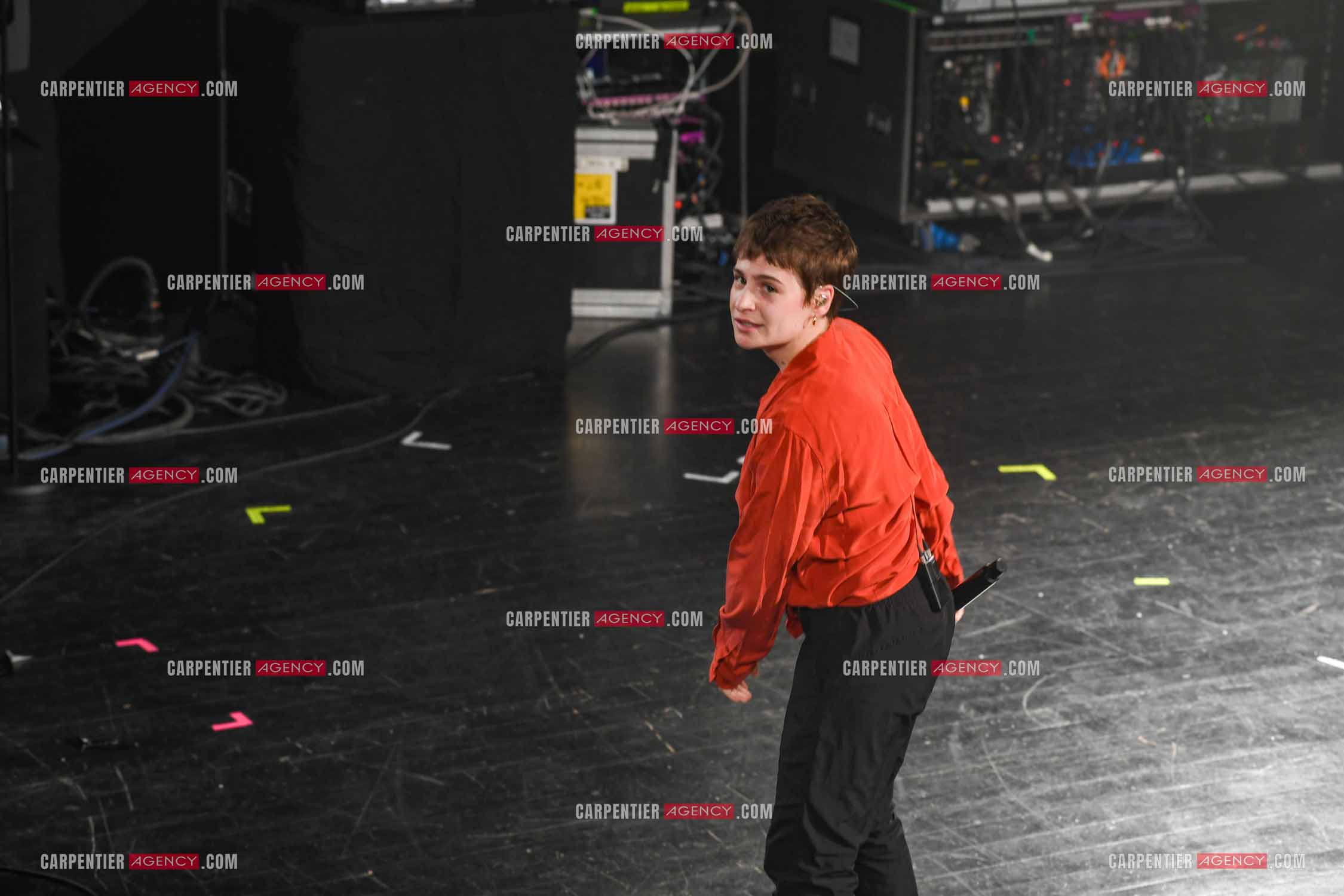 Concert au TRIANON “ POP-ROCK LIVE “ organisé par RTL2 le 05 Octobre 2018 à Paris. La chanteuse Christine and the Queens et ses danseurs face au public.  ( Exclusif )