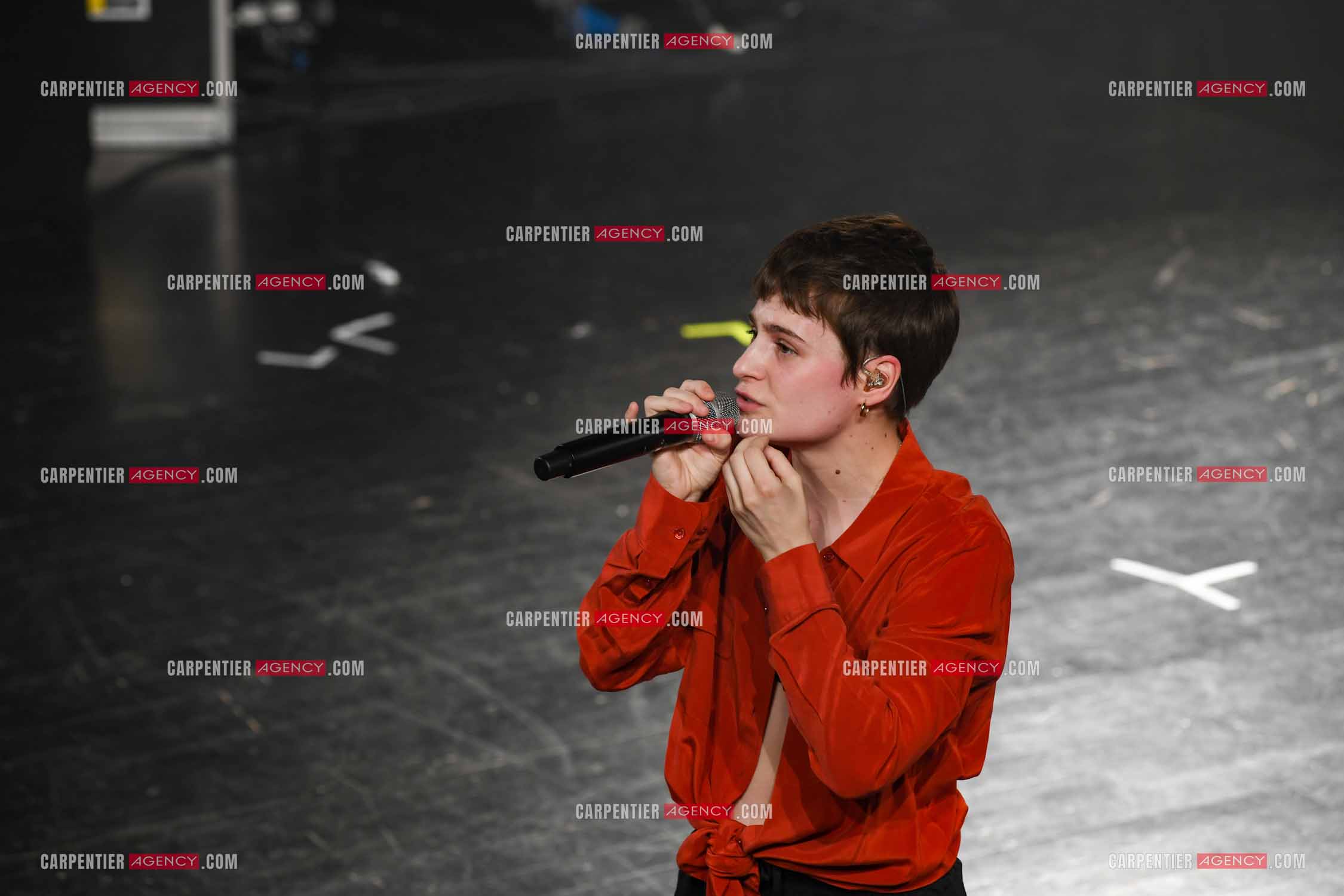 Concert au TRIANON “ POP-ROCK LIVE “ organisé par RTL2 le 05 Octobre 2018 à Paris. La chanteuse Christine and the Queens et ses danseurs face au public.  ( Exclusif )