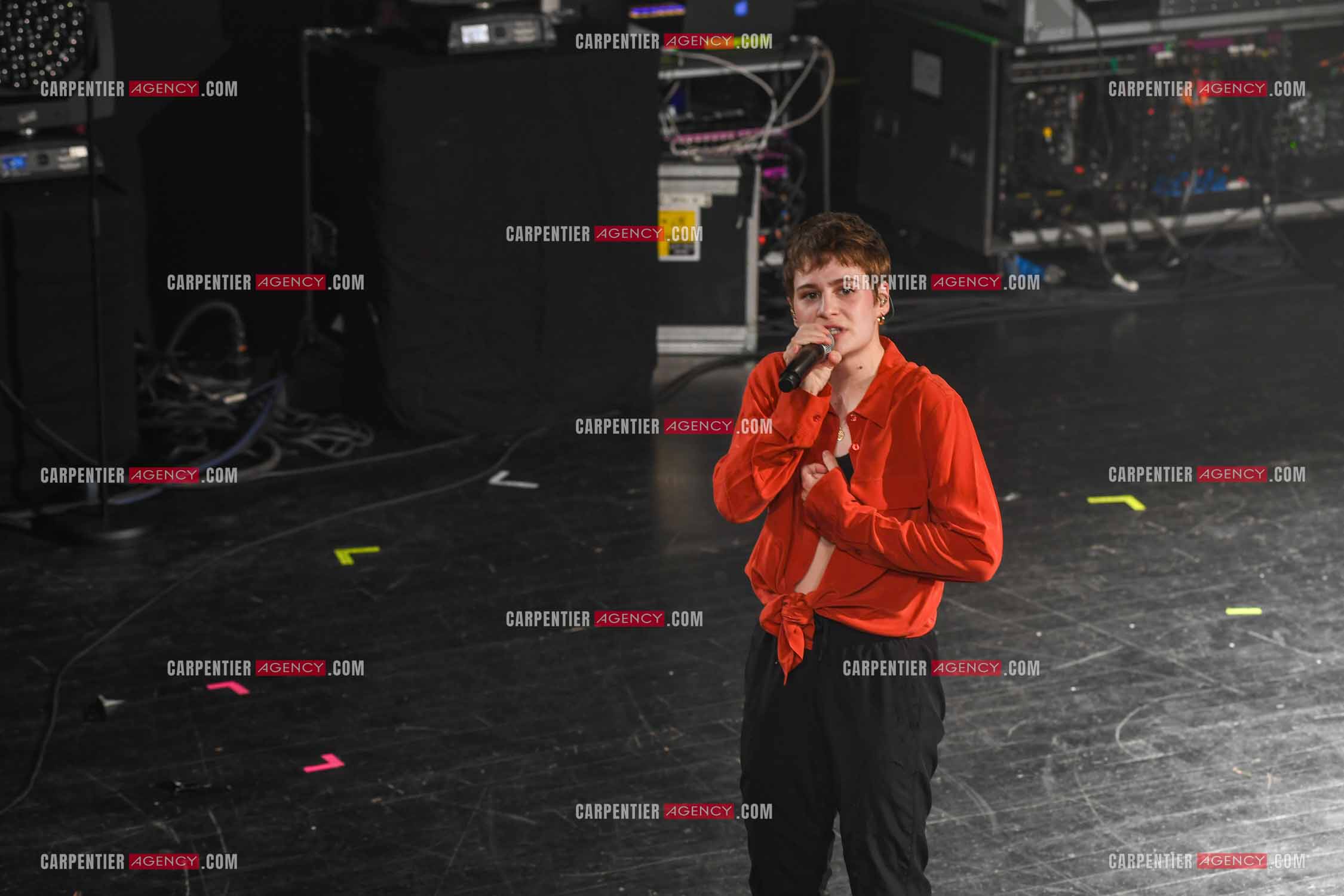 Concert au TRIANON “ POP-ROCK LIVE “ organisé par RTL2 le 05 Octobre 2018 à Paris. La chanteuse Christine and the Queens et ses danseurs face au public.  ( Exclusif )