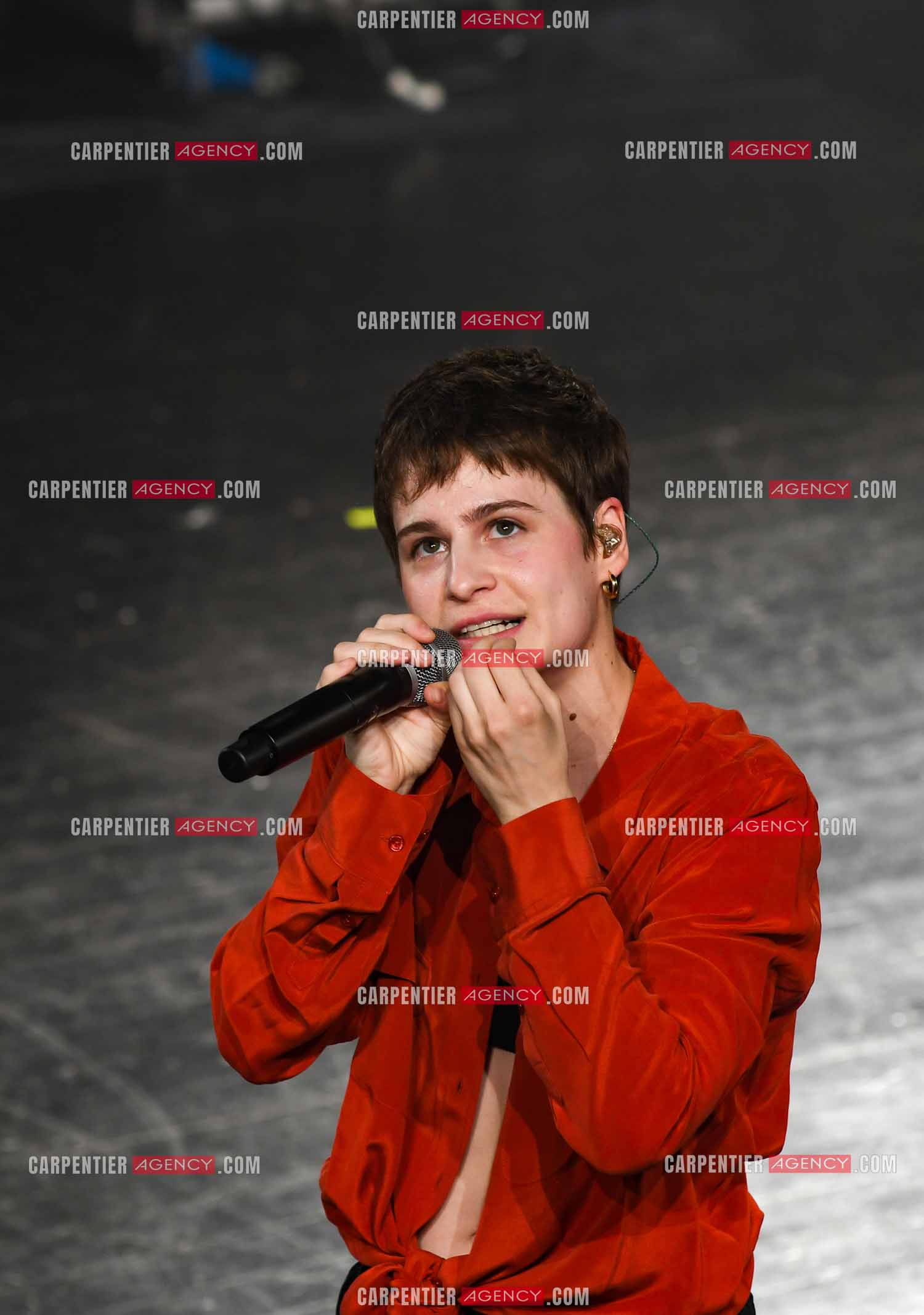 Concert au TRIANON “ POP-ROCK LIVE “ organisé par RTL2 le 05 Octobre 2018 à Paris. La chanteuse Christine and the Queens et ses danseurs face au public.  ( Exclusif )