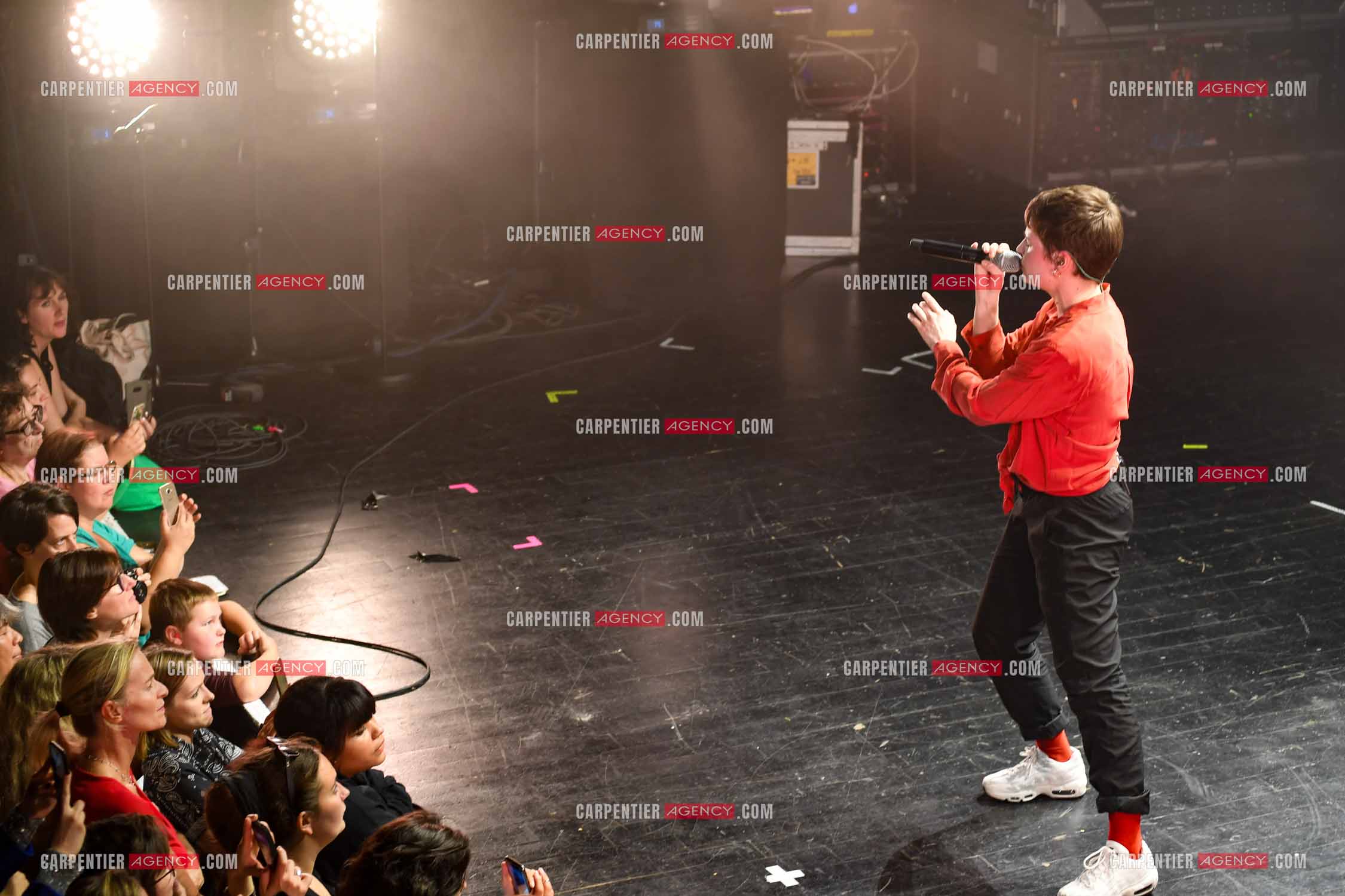 Concert au TRIANON “ POP-ROCK LIVE “ organisé par RTL2 le 05 Octobre 2018 à Paris. La chanteuse Christine and the Queens et ses danseurs face au public.  ( Exclusif )