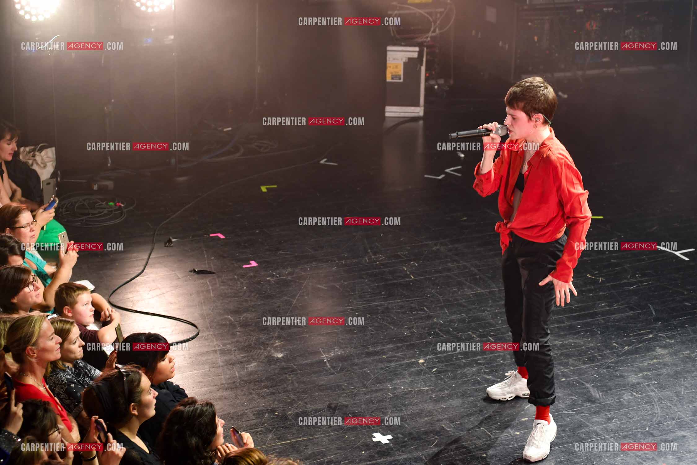 Concert au TRIANON “ POP-ROCK LIVE “ organisé par RTL2 le 05 Octobre 2018 à Paris. La chanteuse Christine and the Queens et ses danseurs face au public.  ( Exclusif )