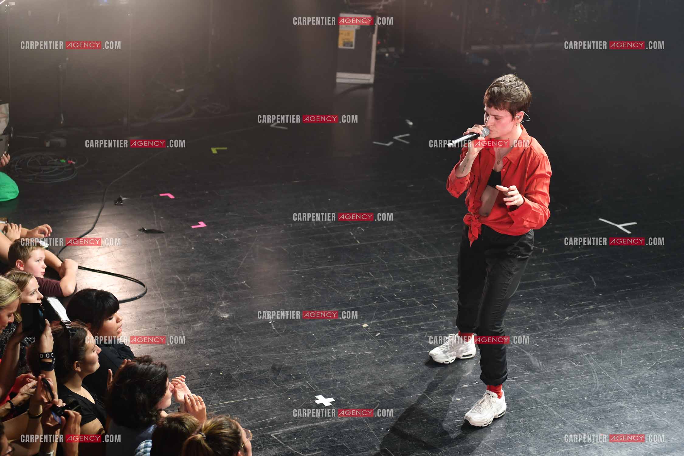 Concert au TRIANON “ POP-ROCK LIVE “ organisé par RTL2 le 05 Octobre 2018 à Paris. La chanteuse Christine and the Queens et ses danseurs face au public.  ( Exclusif )