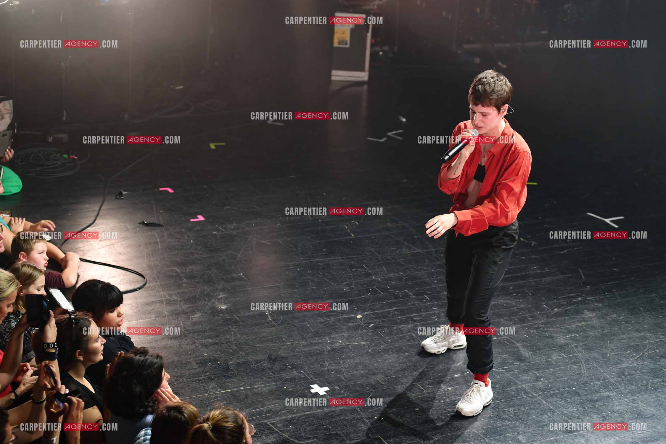 Concert au TRIANON “ POP-ROCK LIVE “ organisé par RTL2 le 05 Octobre 2018 à Paris. La chanteuse Christine and the Queens et ses danseurs face au public.  ( Exclusif )