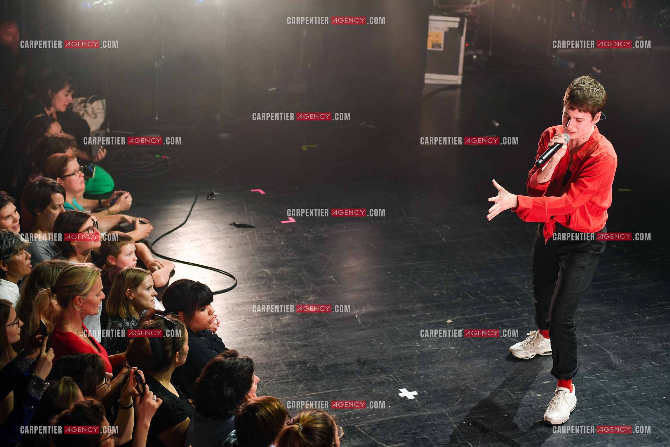 Concert au TRIANON “ POP-ROCK LIVE “ organisé par RTL2 le 05 Octobre 2018 à Paris. La chanteuse Christine and the Queens et ses danseurs face au public.  ( Exclusif )