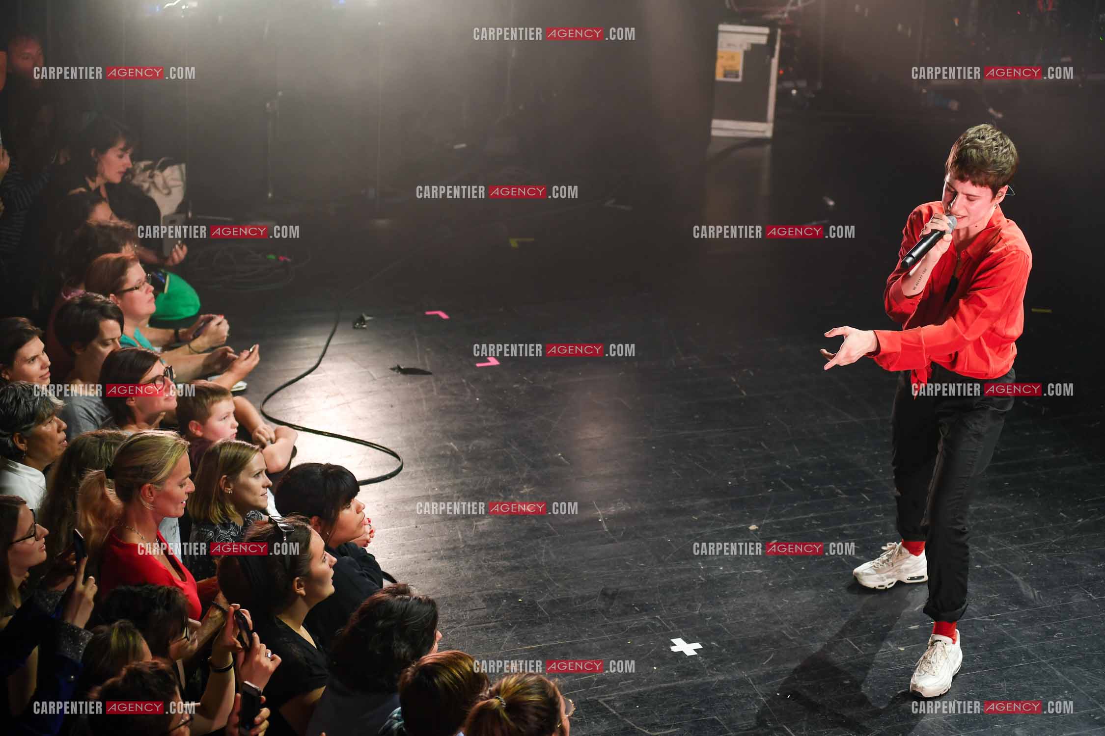 Concert au TRIANON “ POP-ROCK LIVE “ organisé par RTL2 le 05 Octobre 2018 à Paris. La chanteuse Christine and the Queens et ses danseurs face au public.  ( Exclusif )