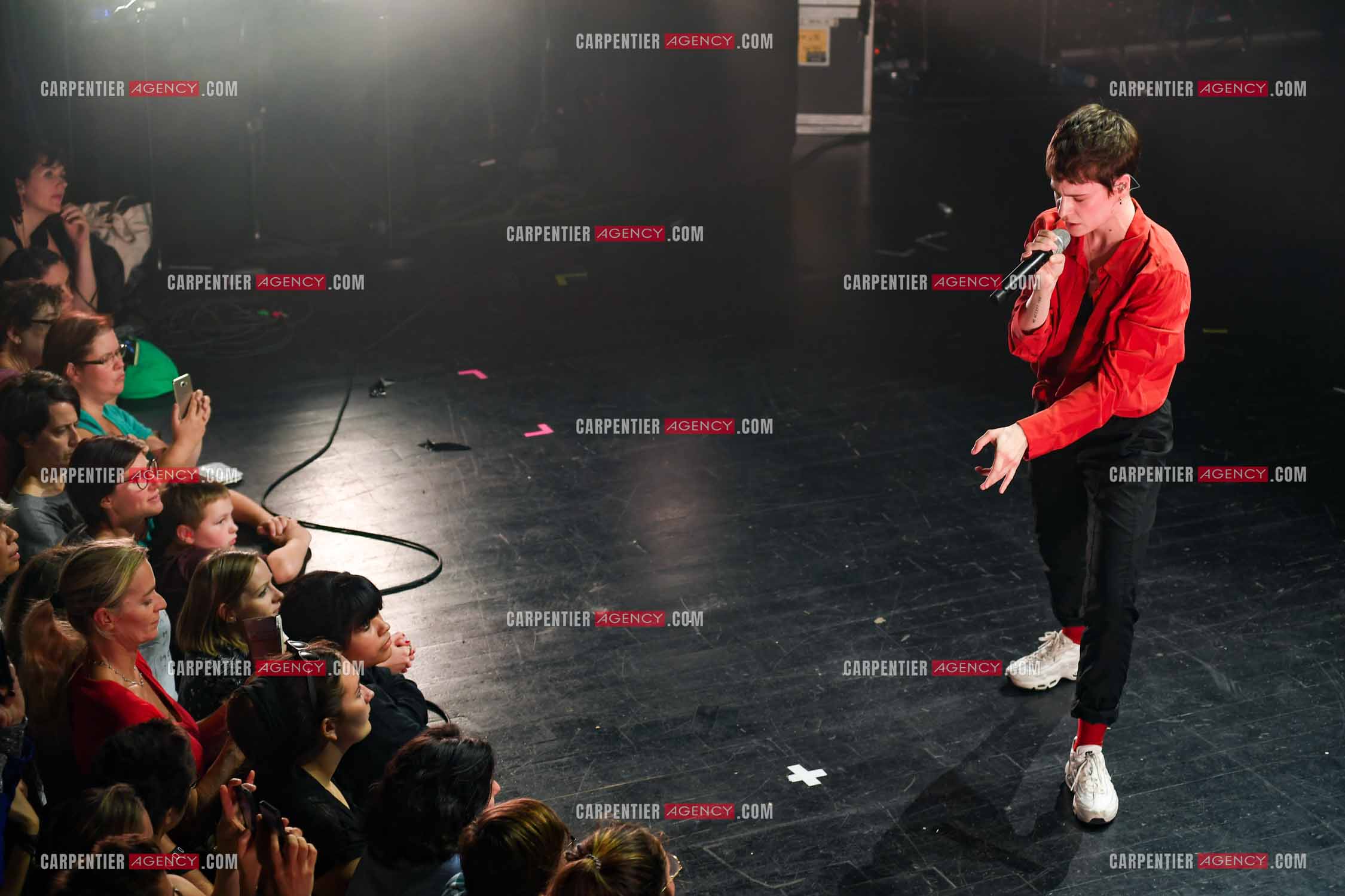 Concert au TRIANON “ POP-ROCK LIVE “ organisé par RTL2 le 05 Octobre 2018 à Paris. La chanteuse Christine and the Queens et ses danseurs face au public.  ( Exclusif )