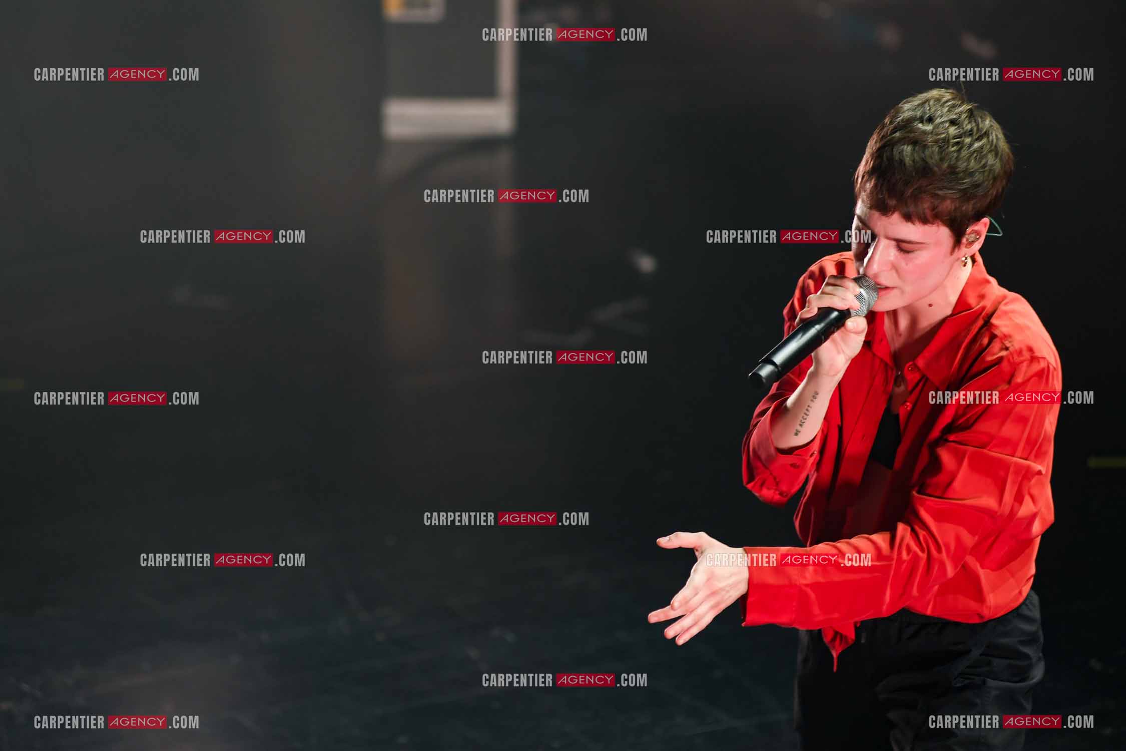 Concert au TRIANON “ POP-ROCK LIVE “ organisé par RTL2 le 05 Octobre 2018 à Paris. La chanteuse Christine and the Queens et ses danseurs face au public.  ( Exclusif )
