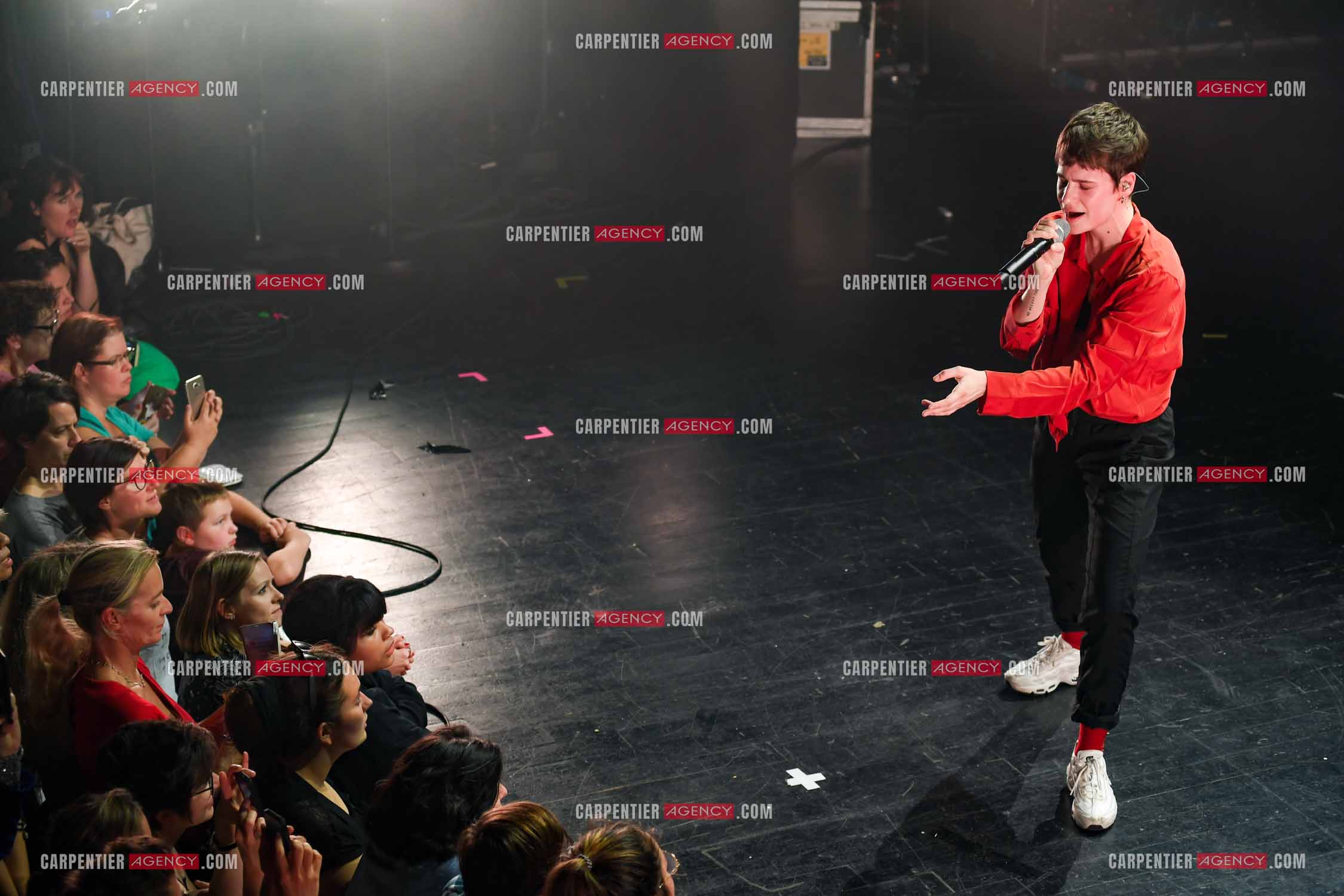 Concert au TRIANON “ POP-ROCK LIVE “ organisé par RTL2 le 05 Octobre 2018 à Paris. La chanteuse Christine and the Queens et ses danseurs face au public.  ( Exclusif )